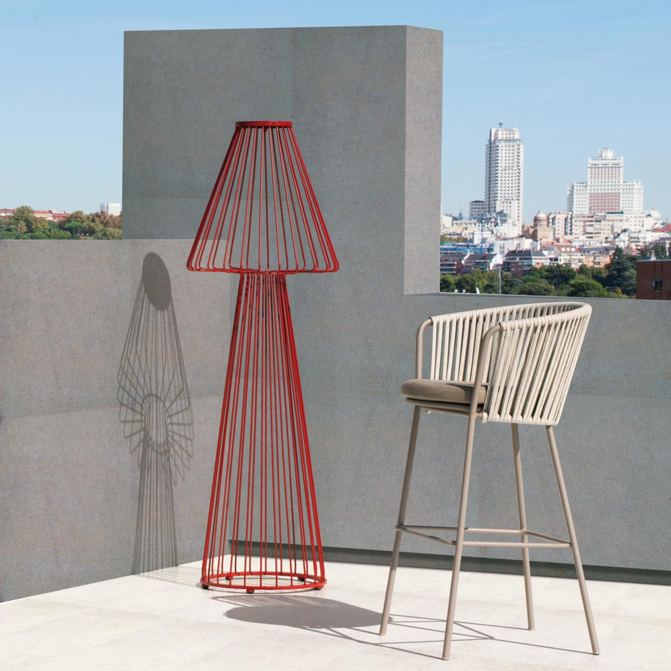 Tabouret haut en métal et corde "Daisy Rope" pour le jardin 62x53 cm 104h