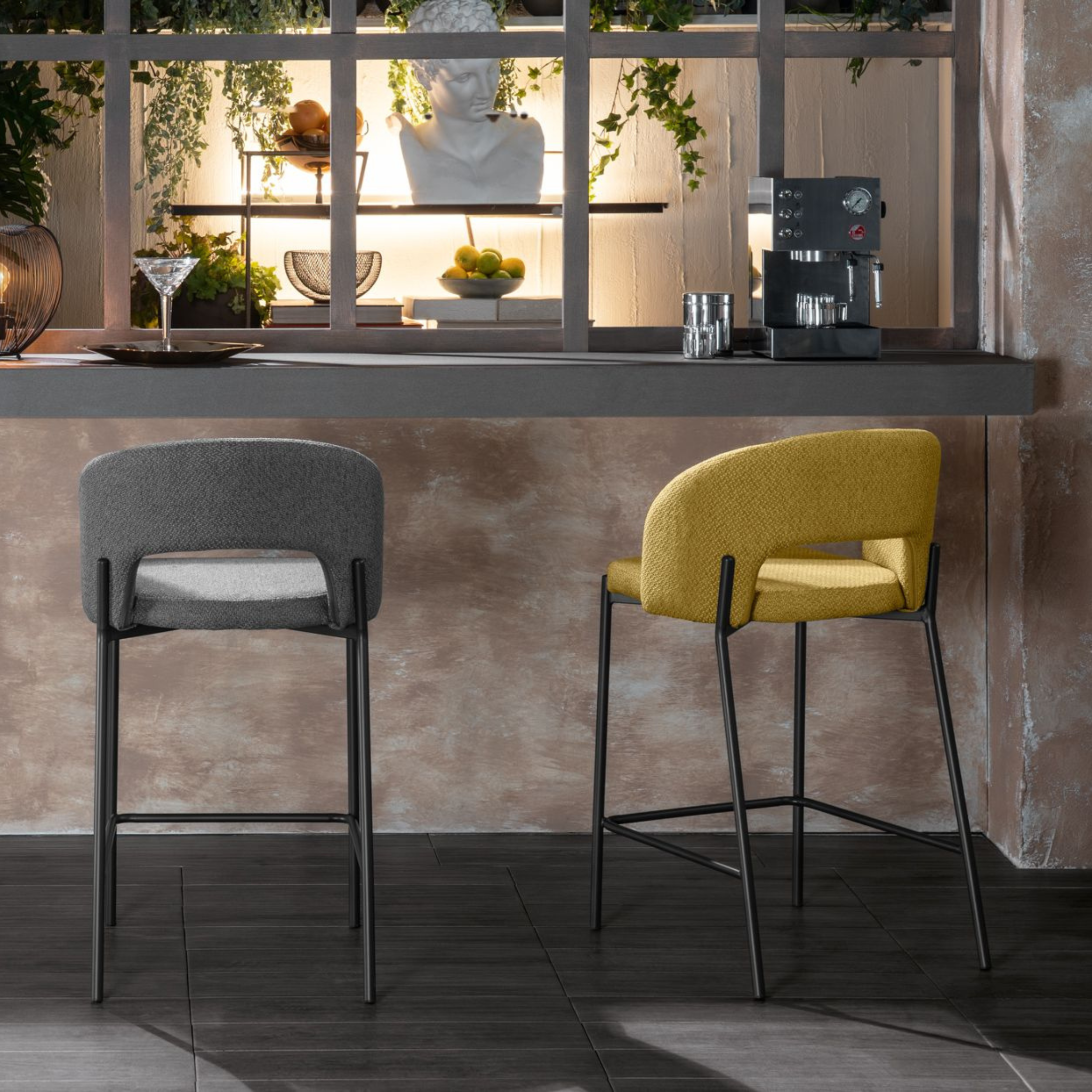 Tabouret haut "Greta" en tissu rembourré avec repose-pieds 52x50 cm 98h