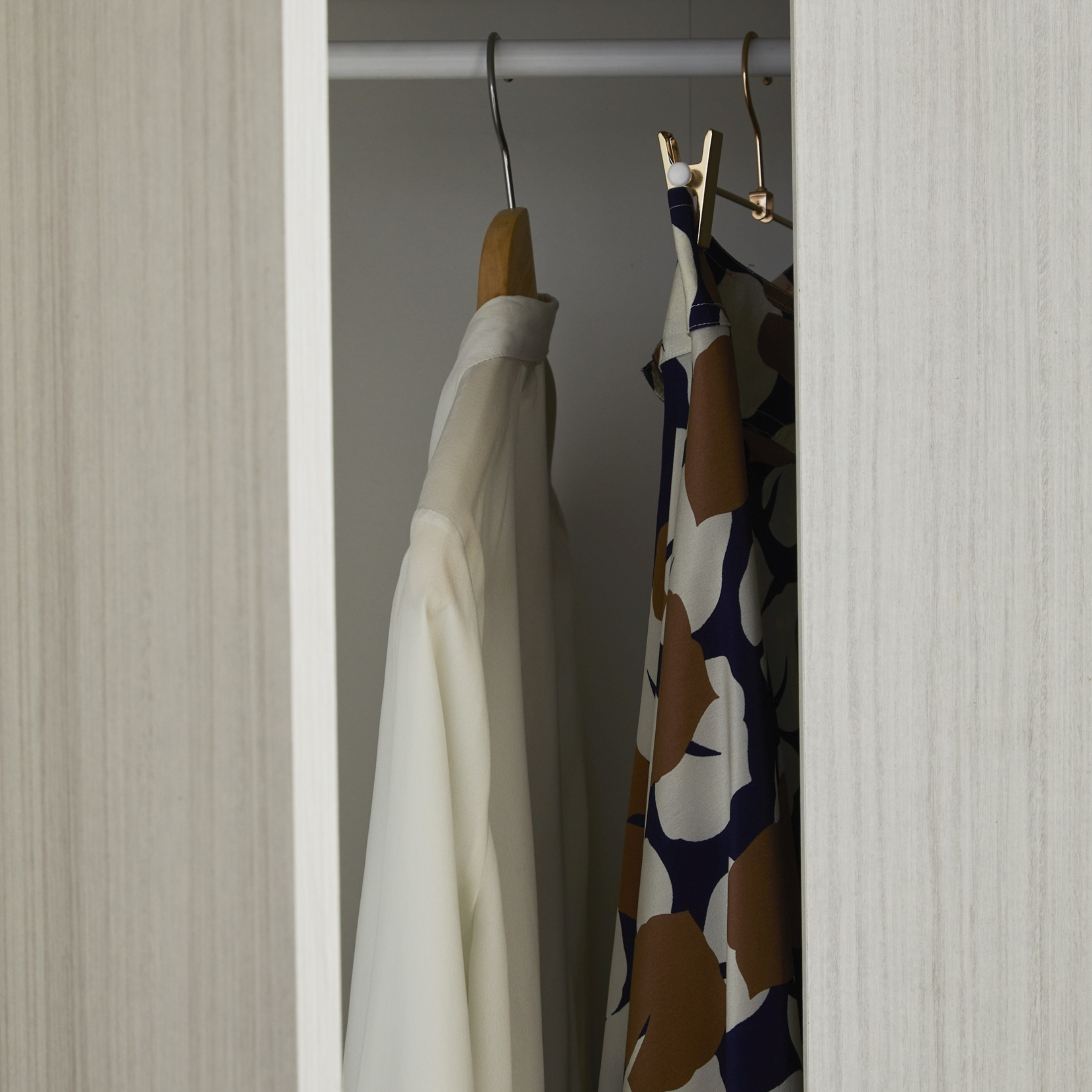 Armoire en bois "Bozza" avec 2 portes et 2 tiroirs 77x52 cm 182h