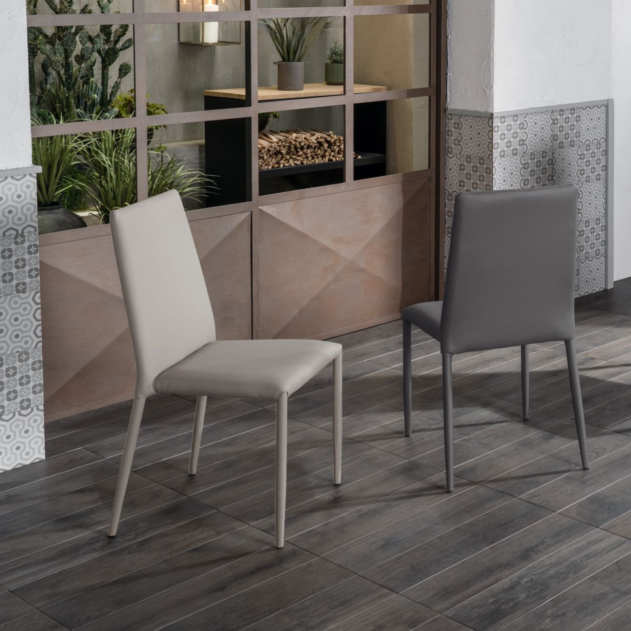 Silla moderna "Cleo" acolchada en símil piel apilable 42x40 cm 96h