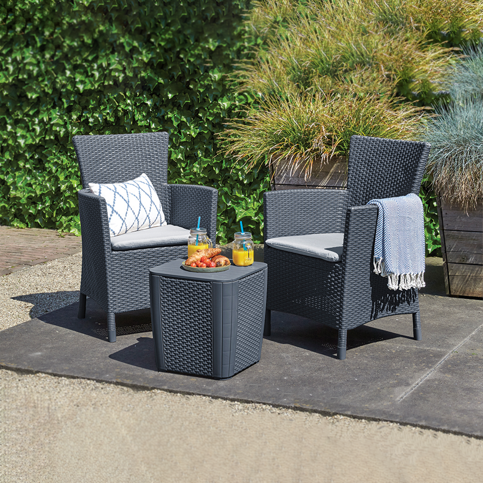 Salon de jardin "Iowa Balcony" en rotin résine, table basse + 2 fauteuils avec coussins