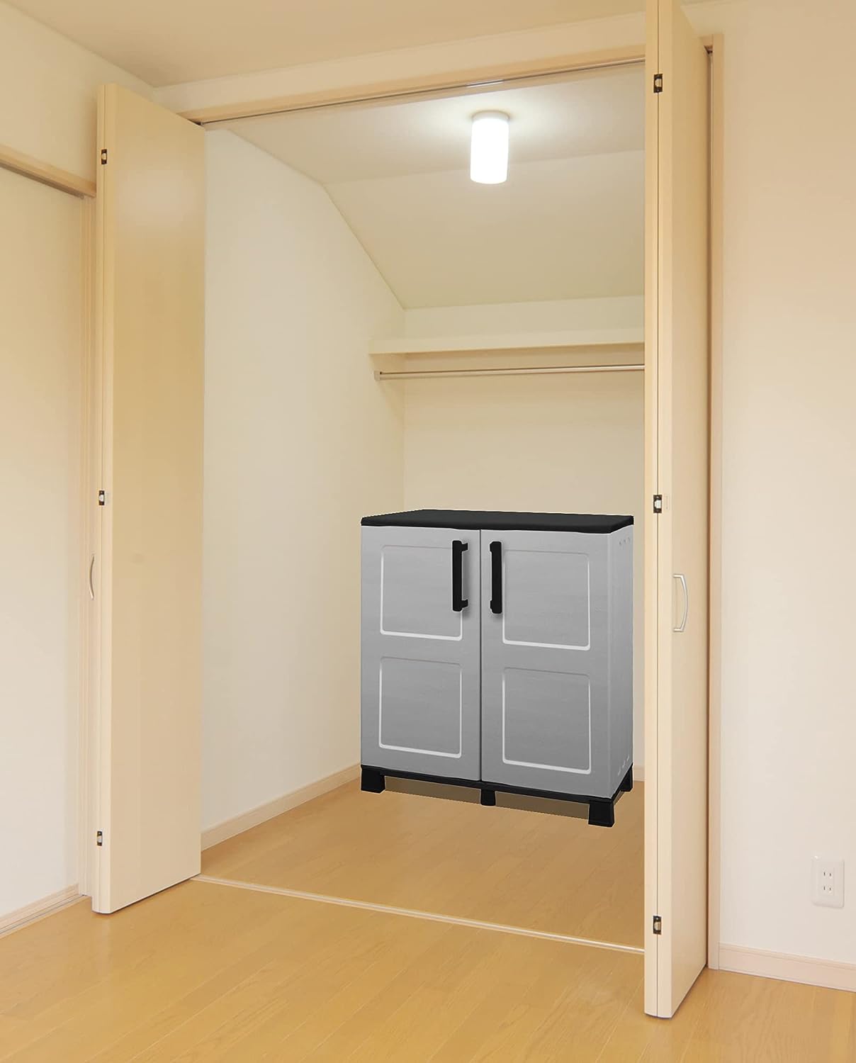 Armoire de rangement bien rangée en polypropylène avec étagères et charnières en acier