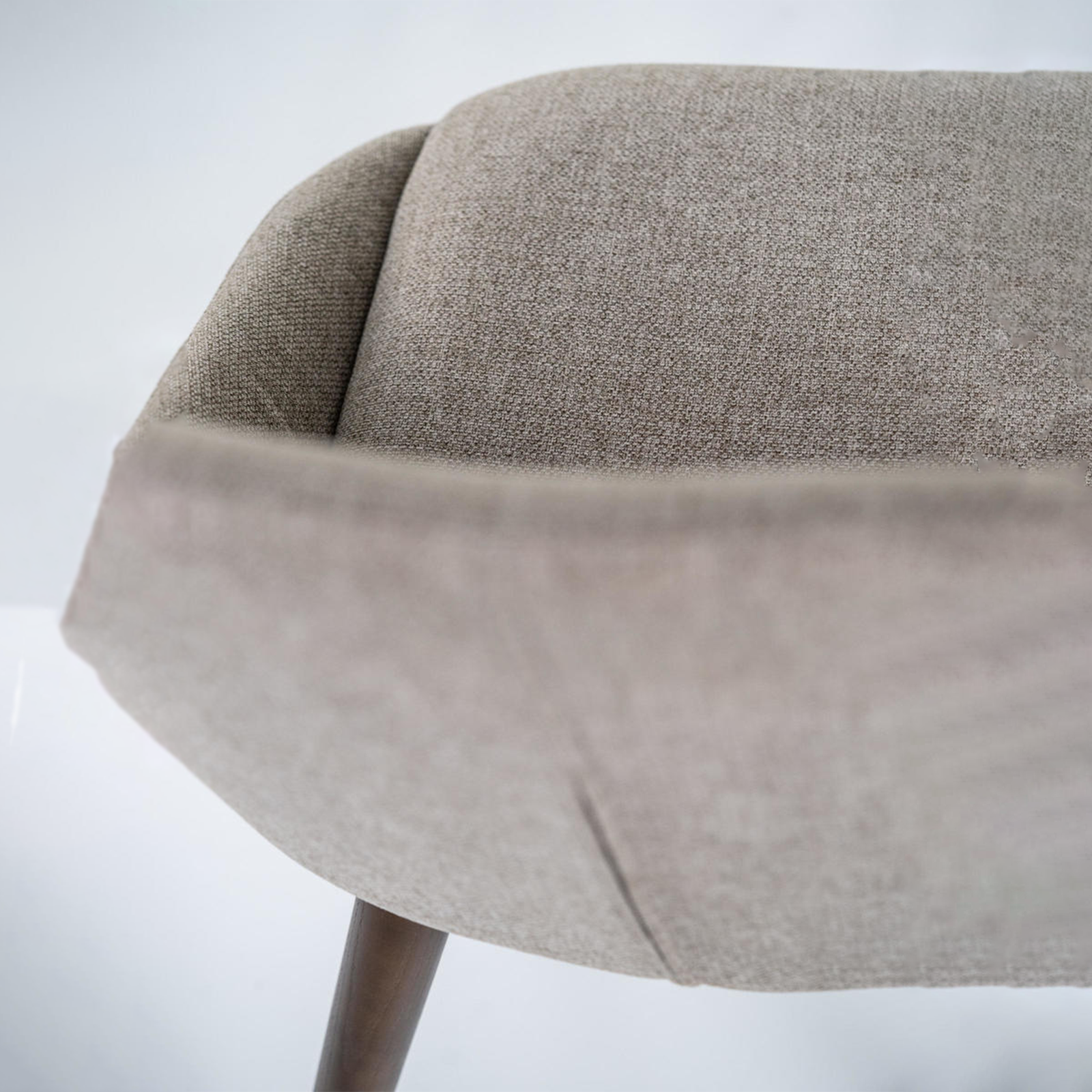 Set di sedie moderne da pranzo in tessuto "Zaira" struttura in legno cm 49x58 85h