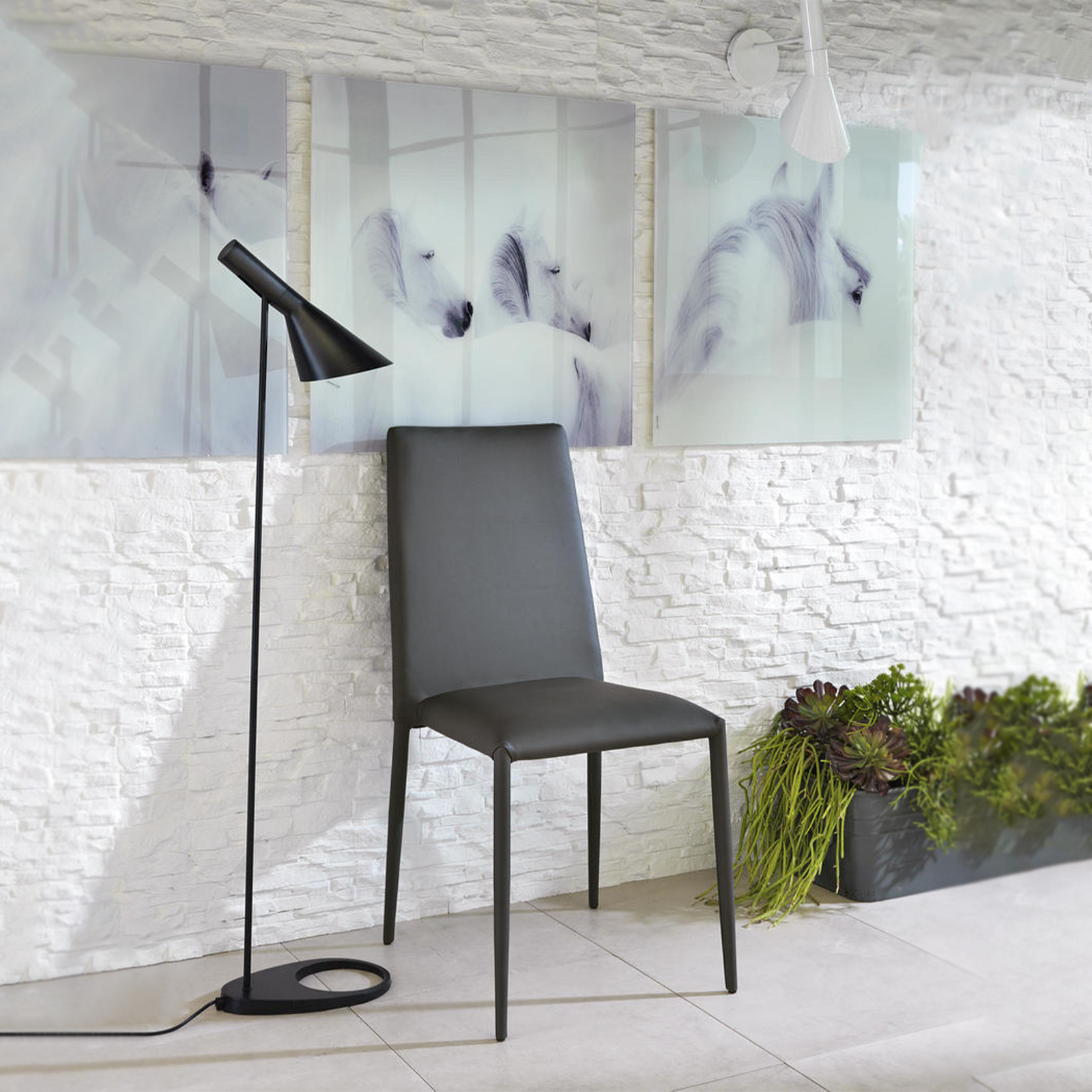 Silla moderna "Cleo" acolchada en símil piel apilable 42x40 cm 96h