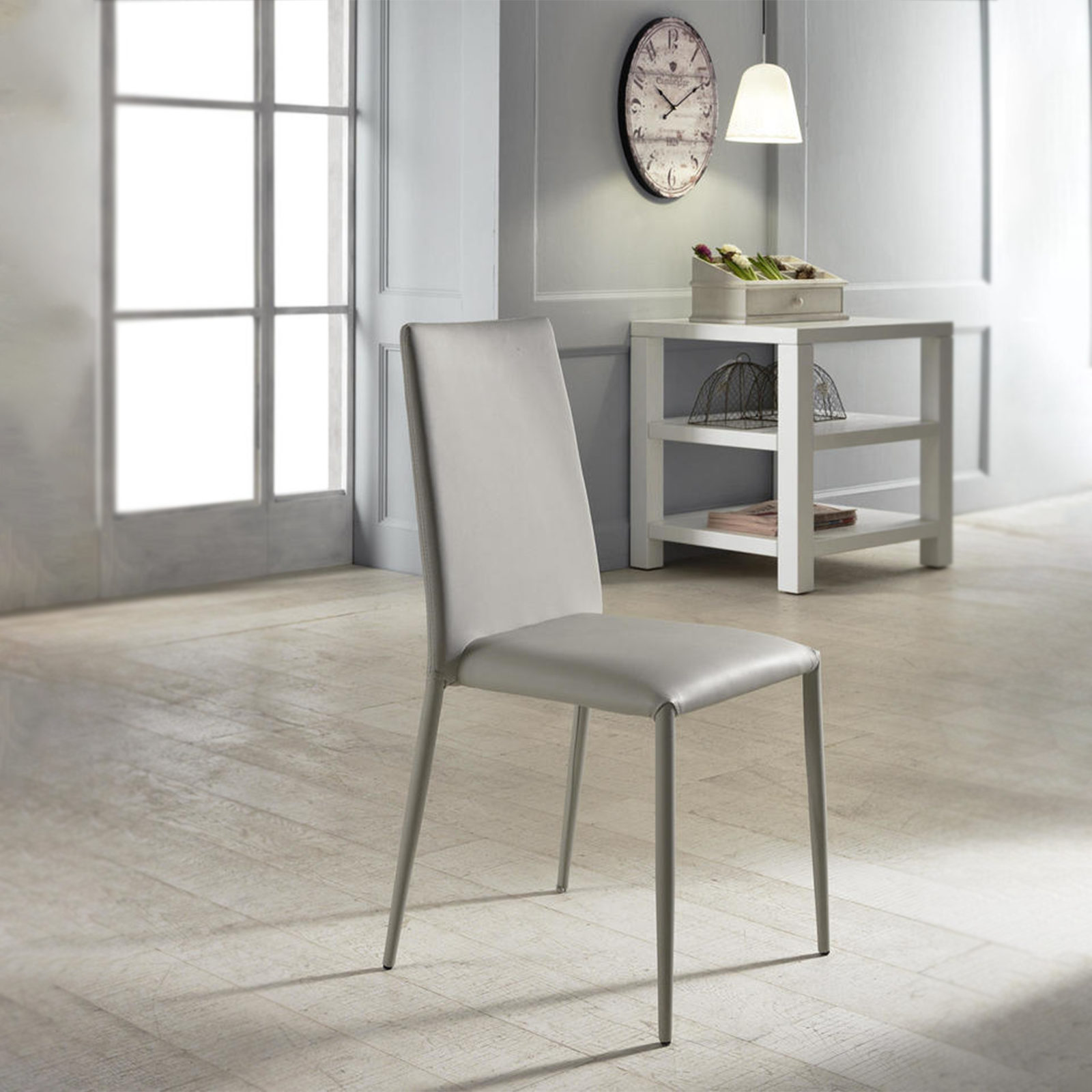 Silla moderna "Cleo" acolchada en símil piel apilable 42x40 cm 96h