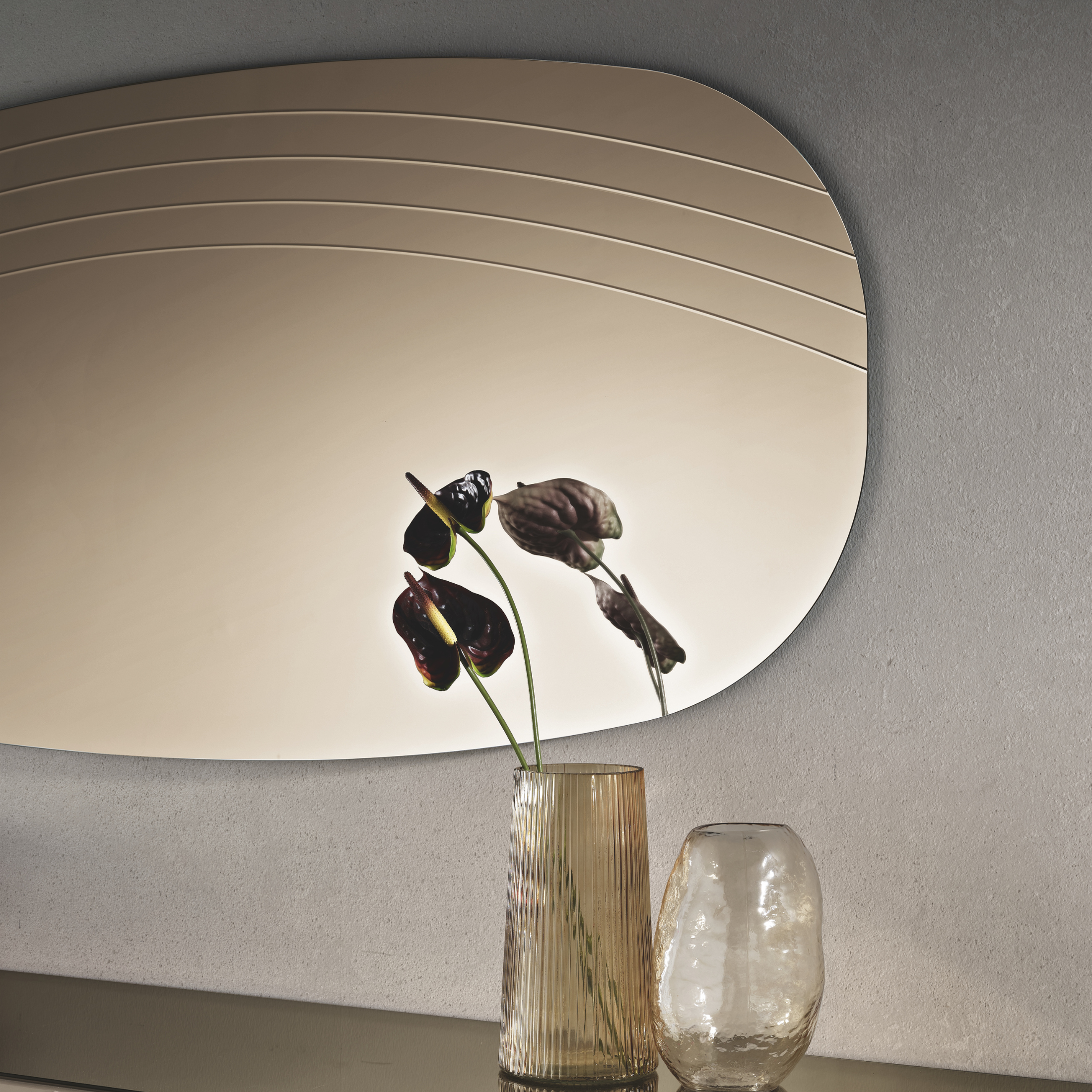 Specchio da parete "Mochi" elegante con incisioni laterali