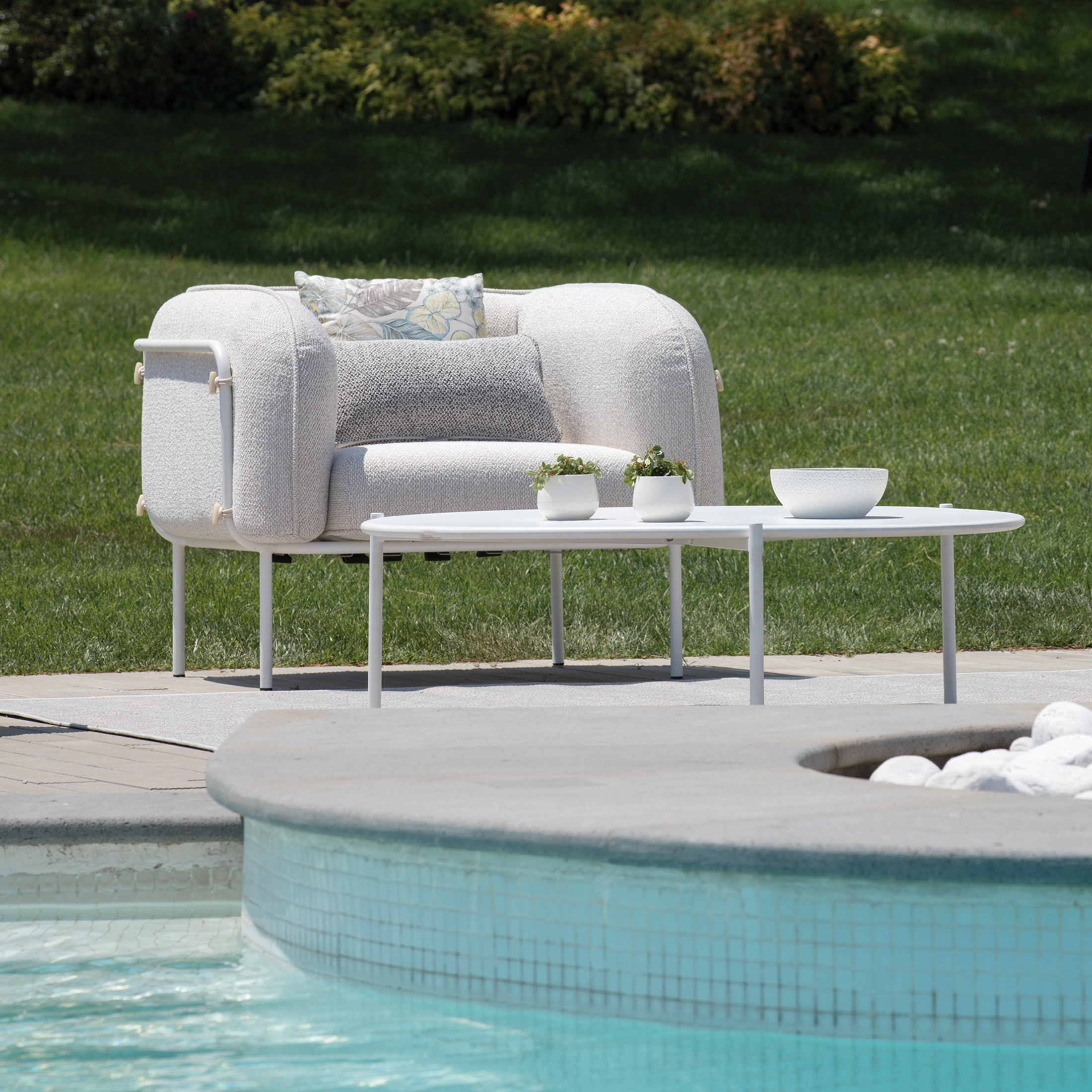 Fauteuil en tissu imperméable déhoussable structure métallique "Alamari" 95x87 cm 74h