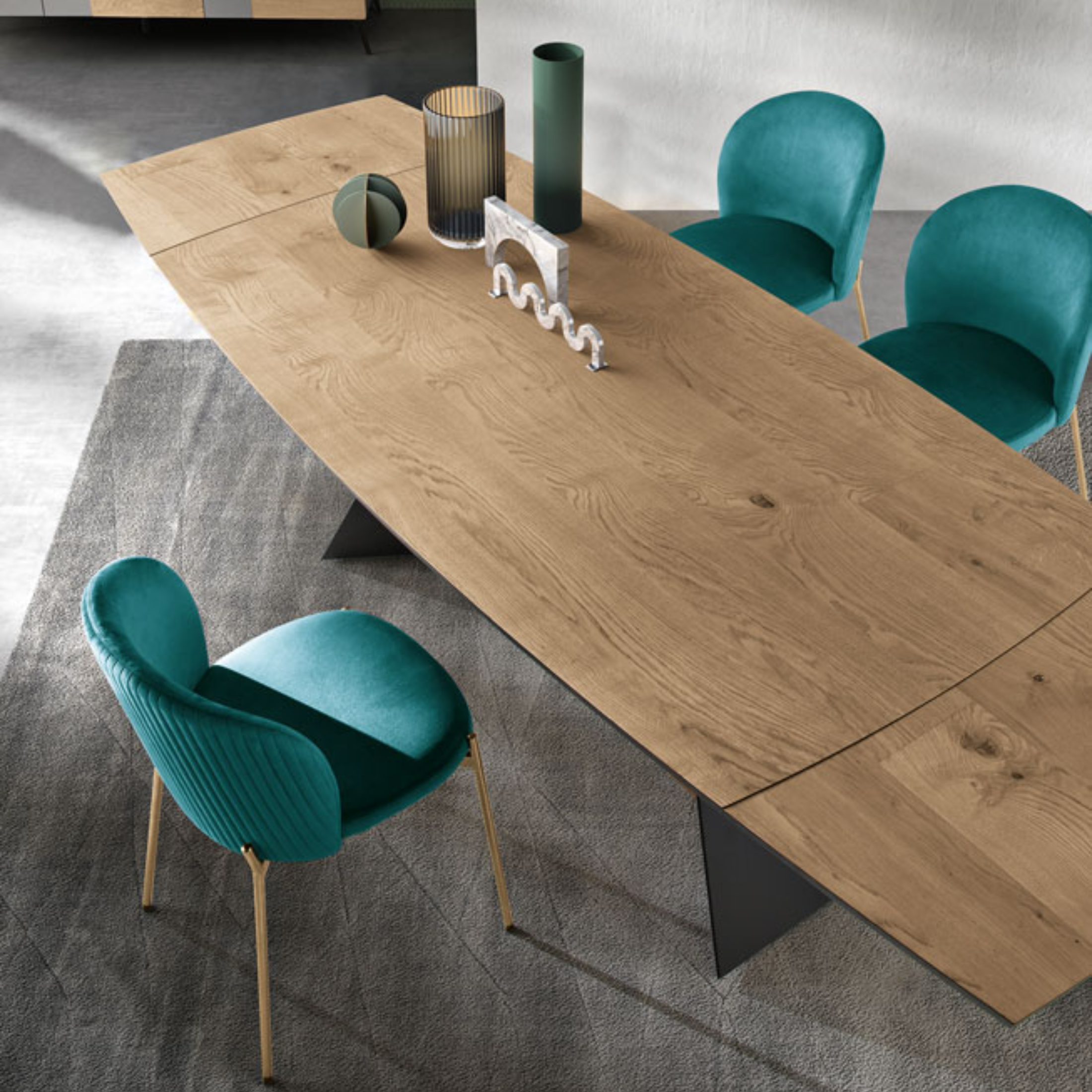 Tavolo allungabile moderno "Nora" con base in metallo e piano in rovere