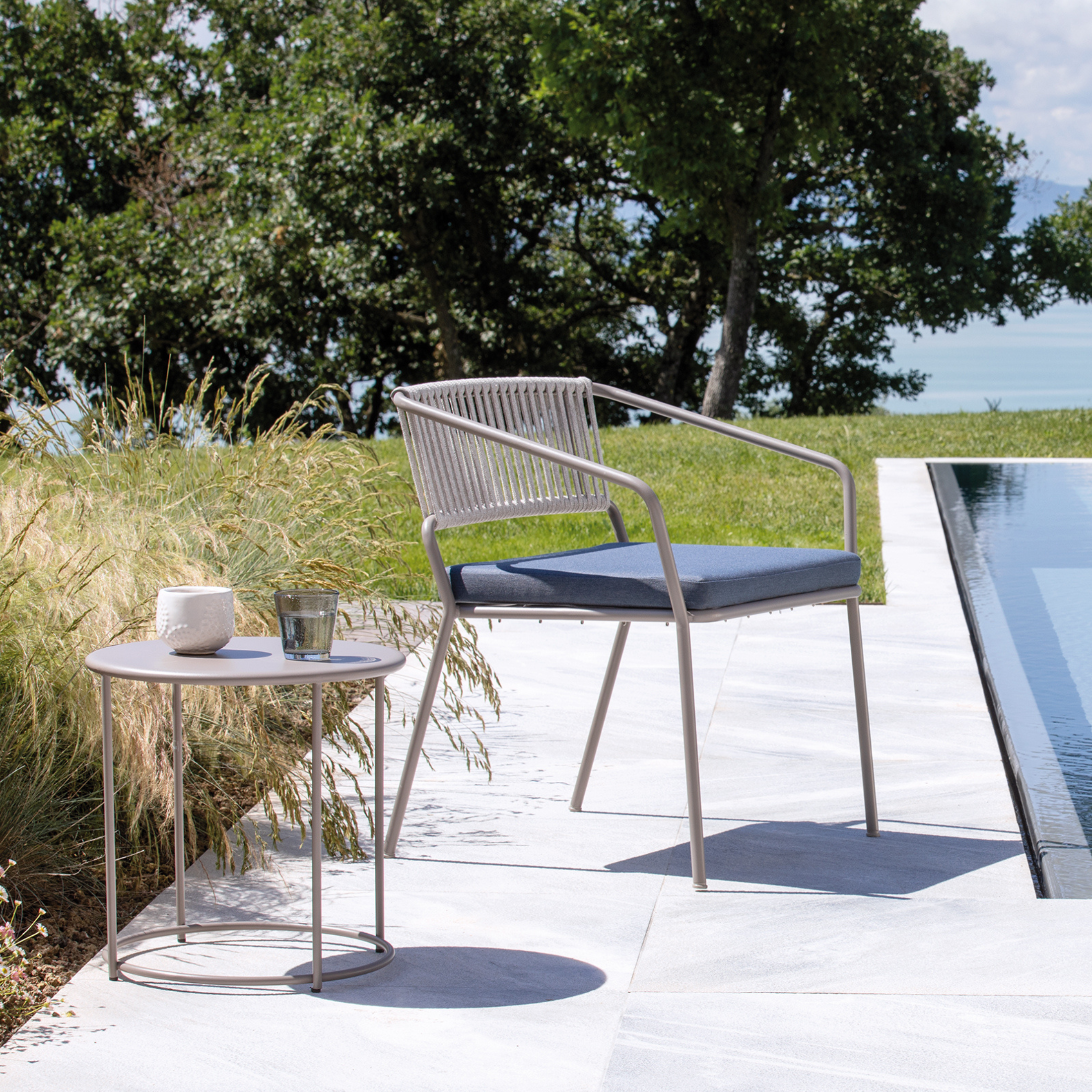 Sillón de jardín bajo en metal "Slot" lounge apilable 68x65 cm 76h