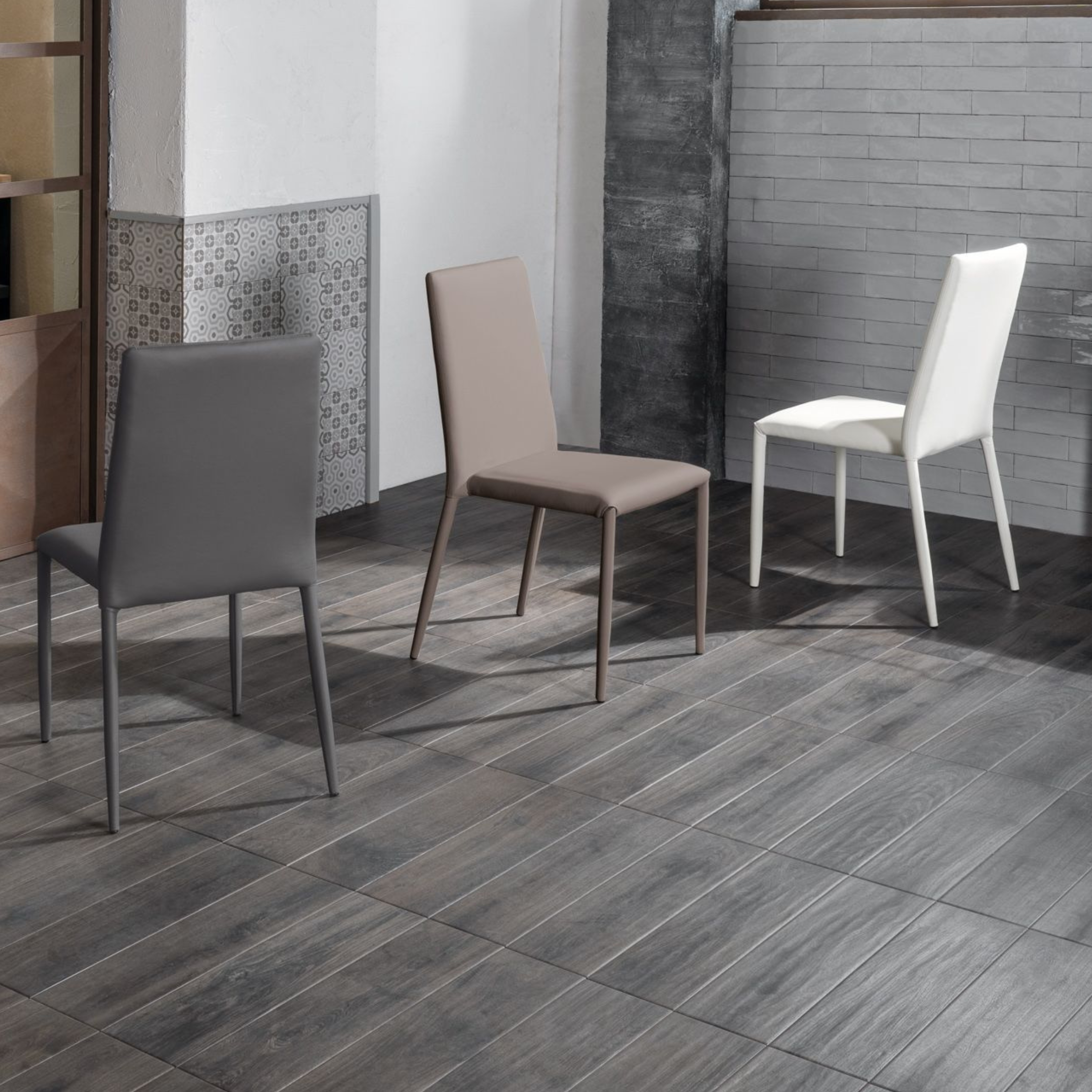 Silla moderna "Cleo" acolchada en símil piel apilable 42x40 cm 96h