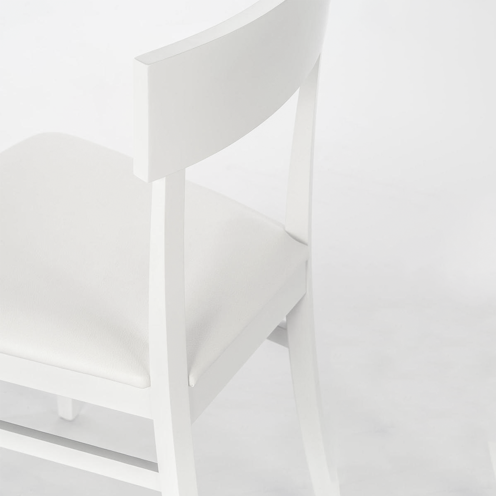 Chaise moderne "Monaco" rembourrée en bois laqué 45x44 cm 82h