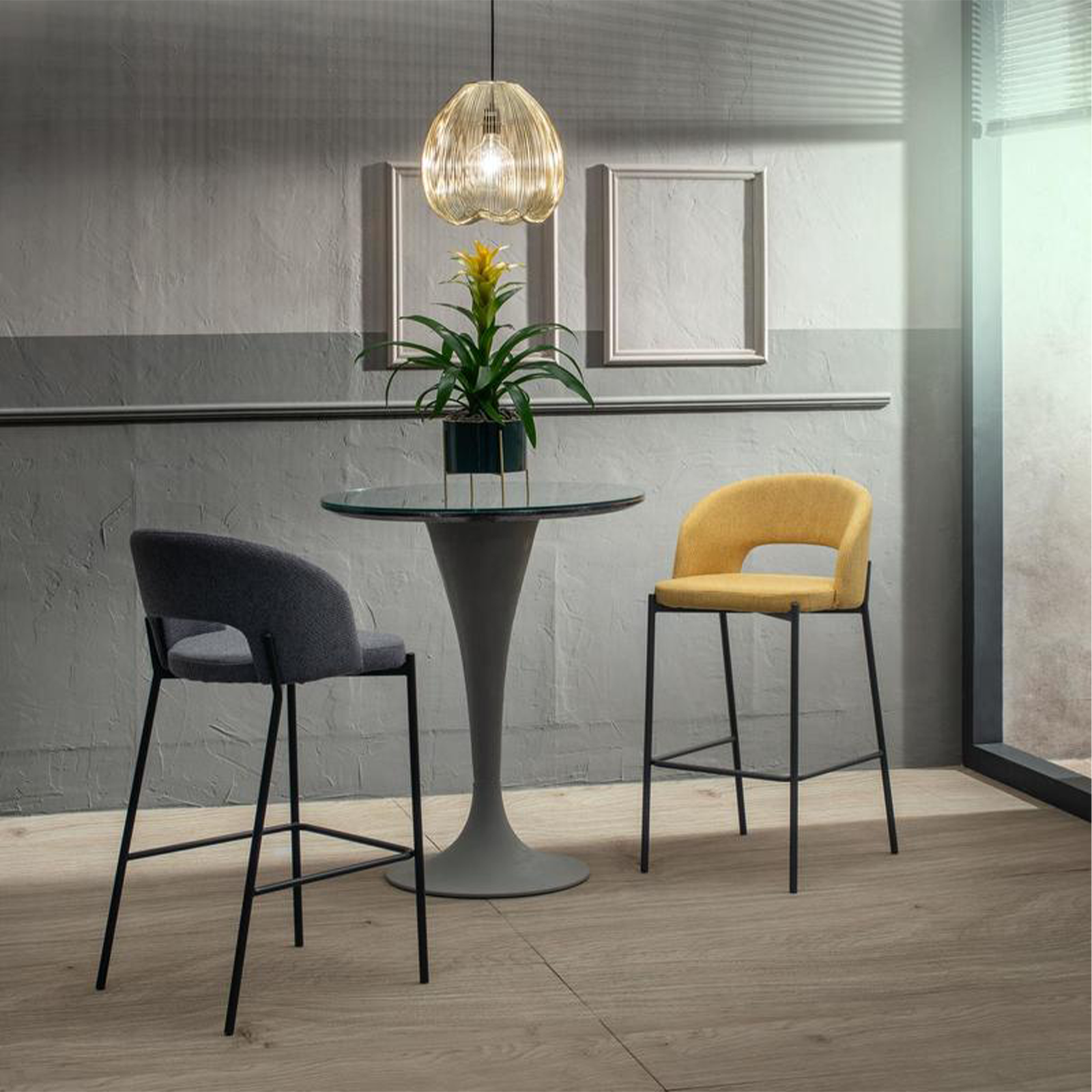 Tabouret haut "Greta" en tissu rembourré avec repose-pieds 52x50 cm 98h