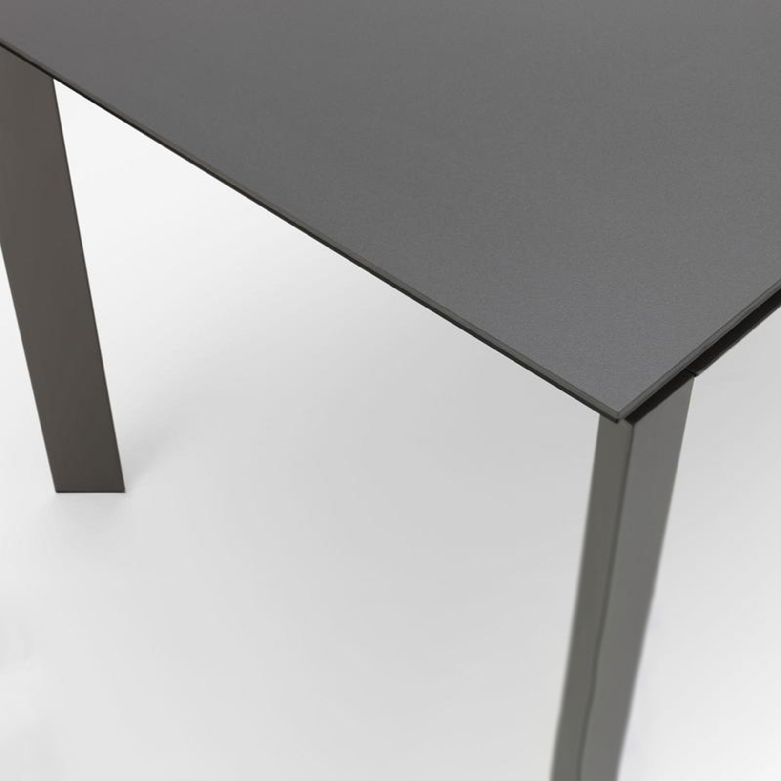 Tavolo allungabile "Filo" piano in ceramica gambe in alluminio cm 140/220x90 75h
