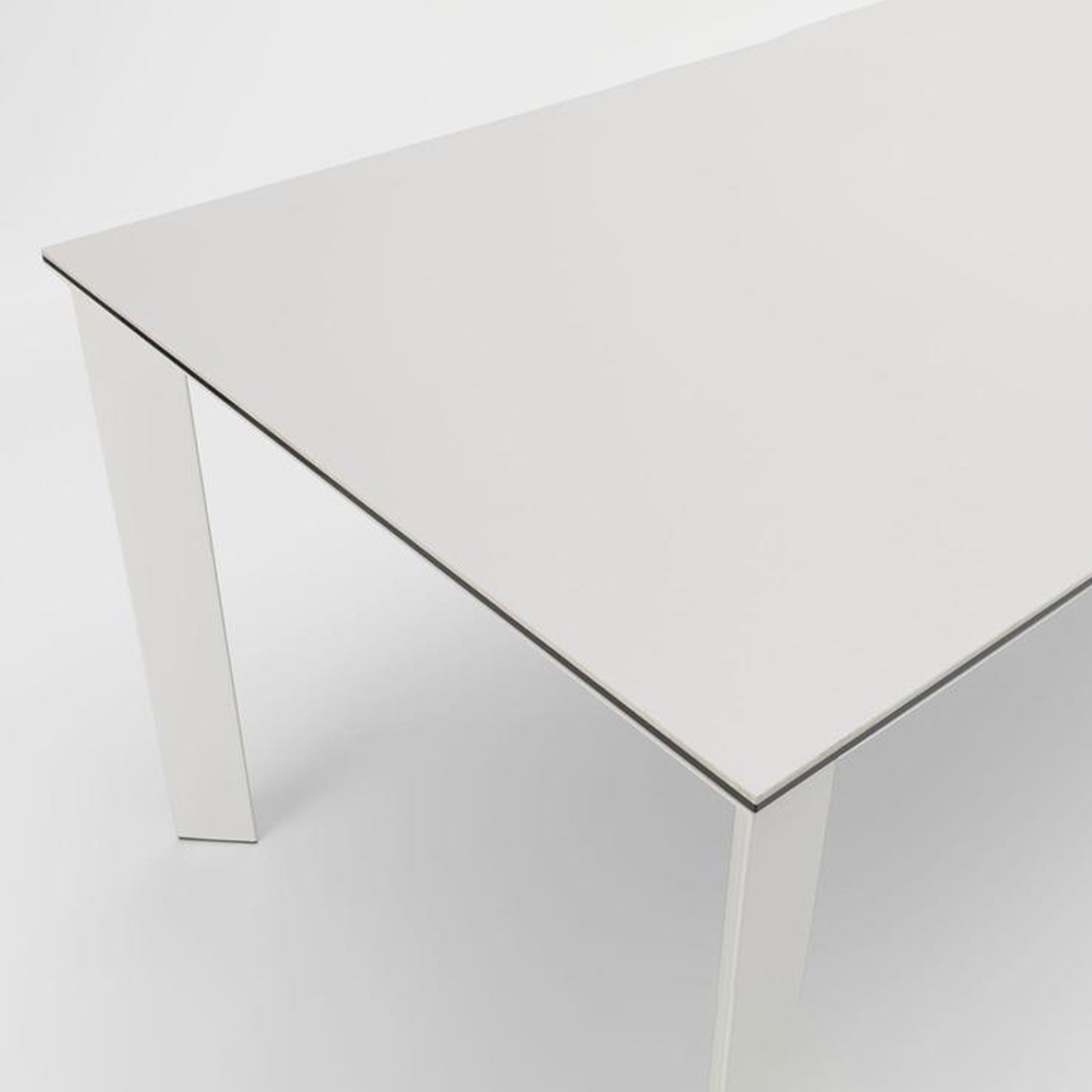 Tavolo allungabile "Filo" piano in ceramica gambe in alluminio cm 140/220x90 75h