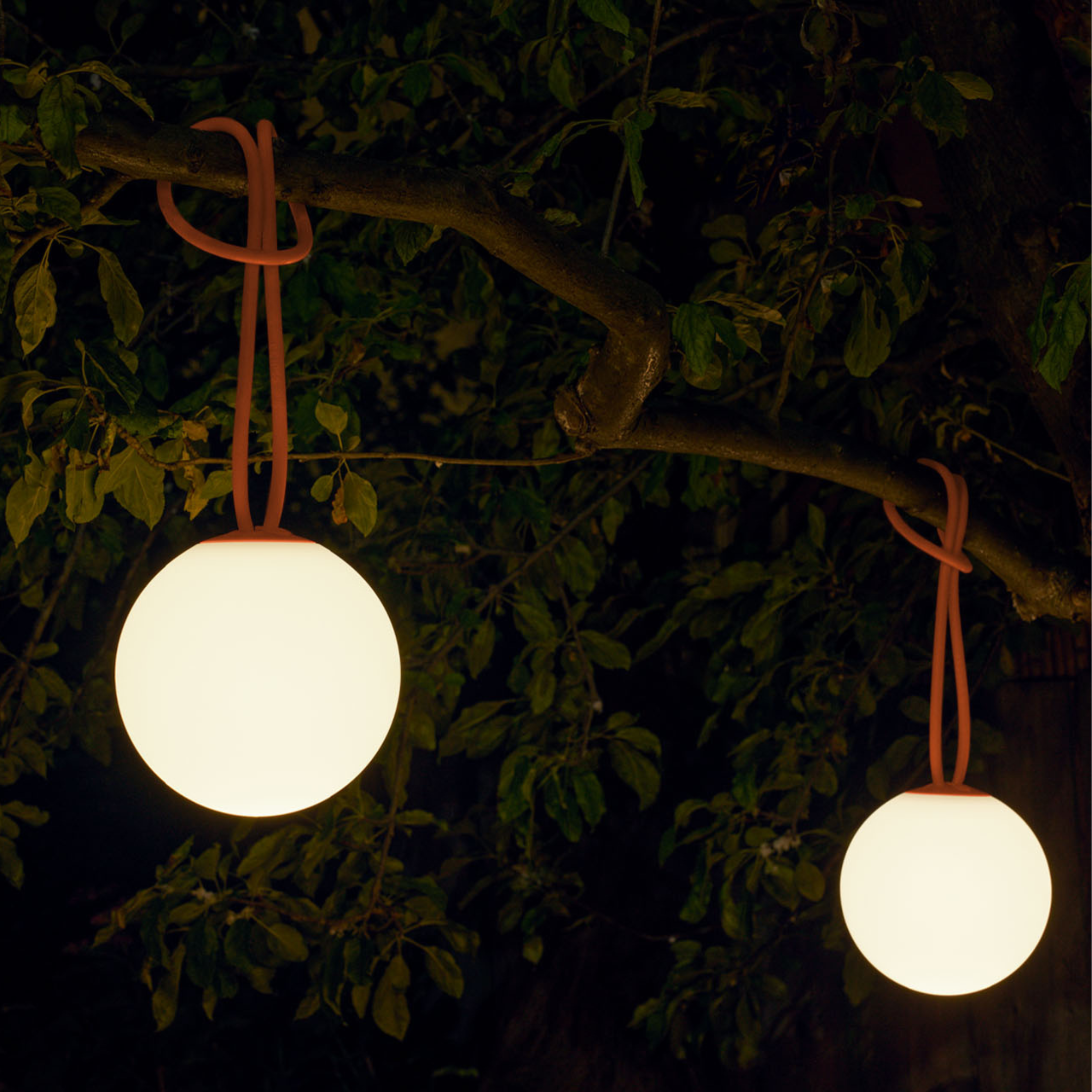 Lot de 2 lampes LED suspendues à piles "Bolleke" en PEHD avec crochet en caoutchouc 20x20 cm