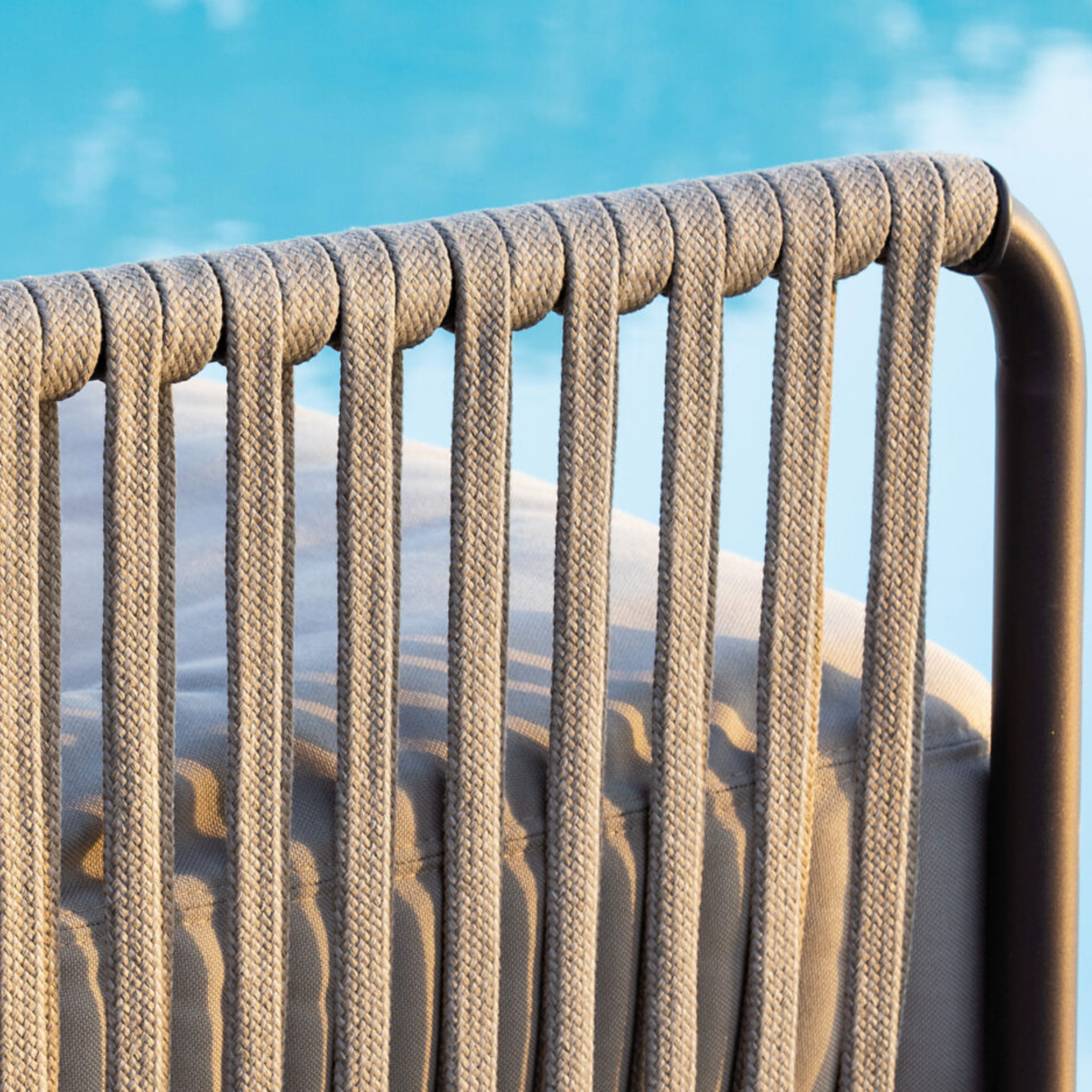 Sillón "Key West" de cuerda con respaldo bajo y cojín 80x80 cm 64h