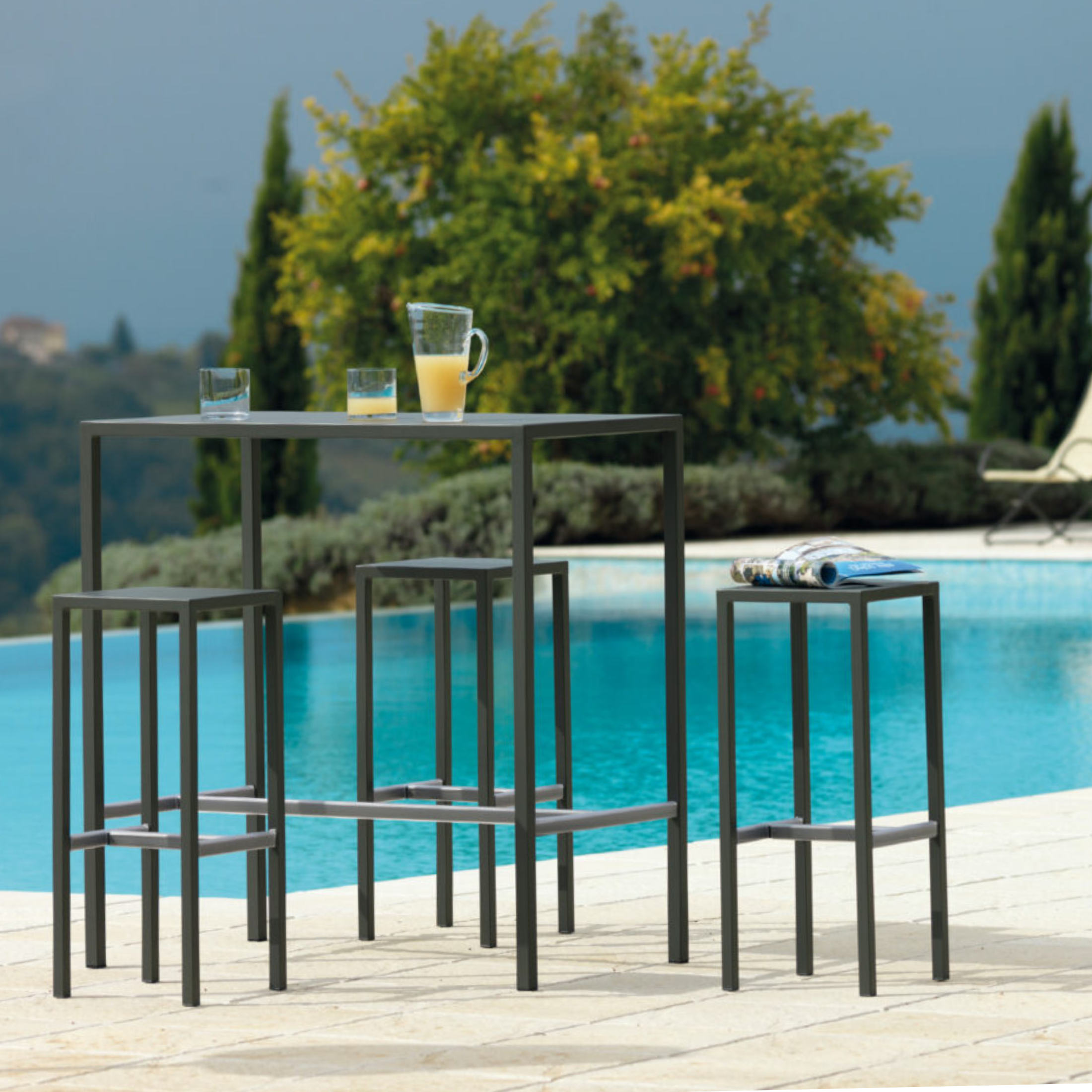 Tavolo alto in metallo verniciato "Seaside" da bar e giardino moderno h 110 cm