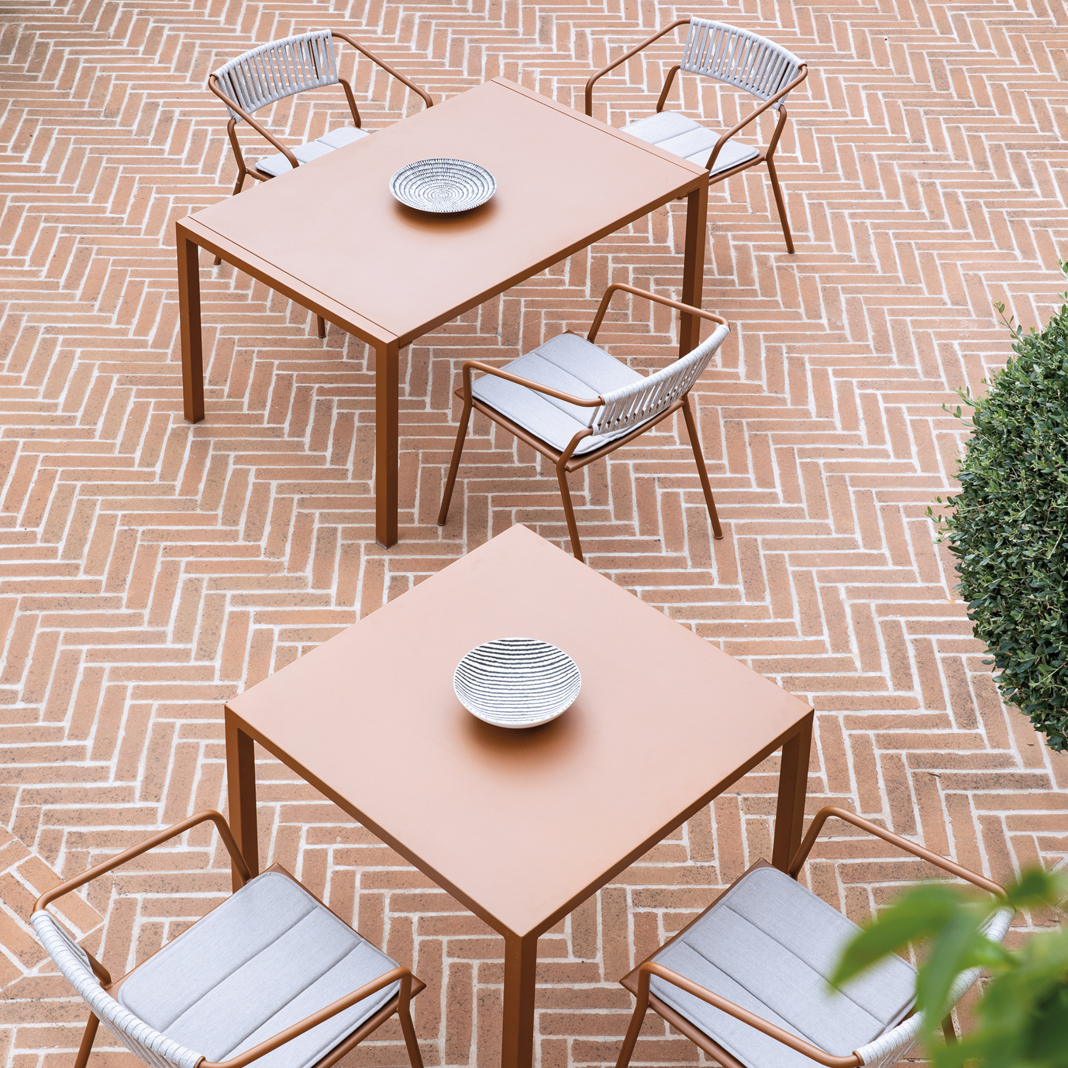Tavolo moderno fisso quadrato in metallo "Quatris" da bar e giardino impilabile h 75 cm