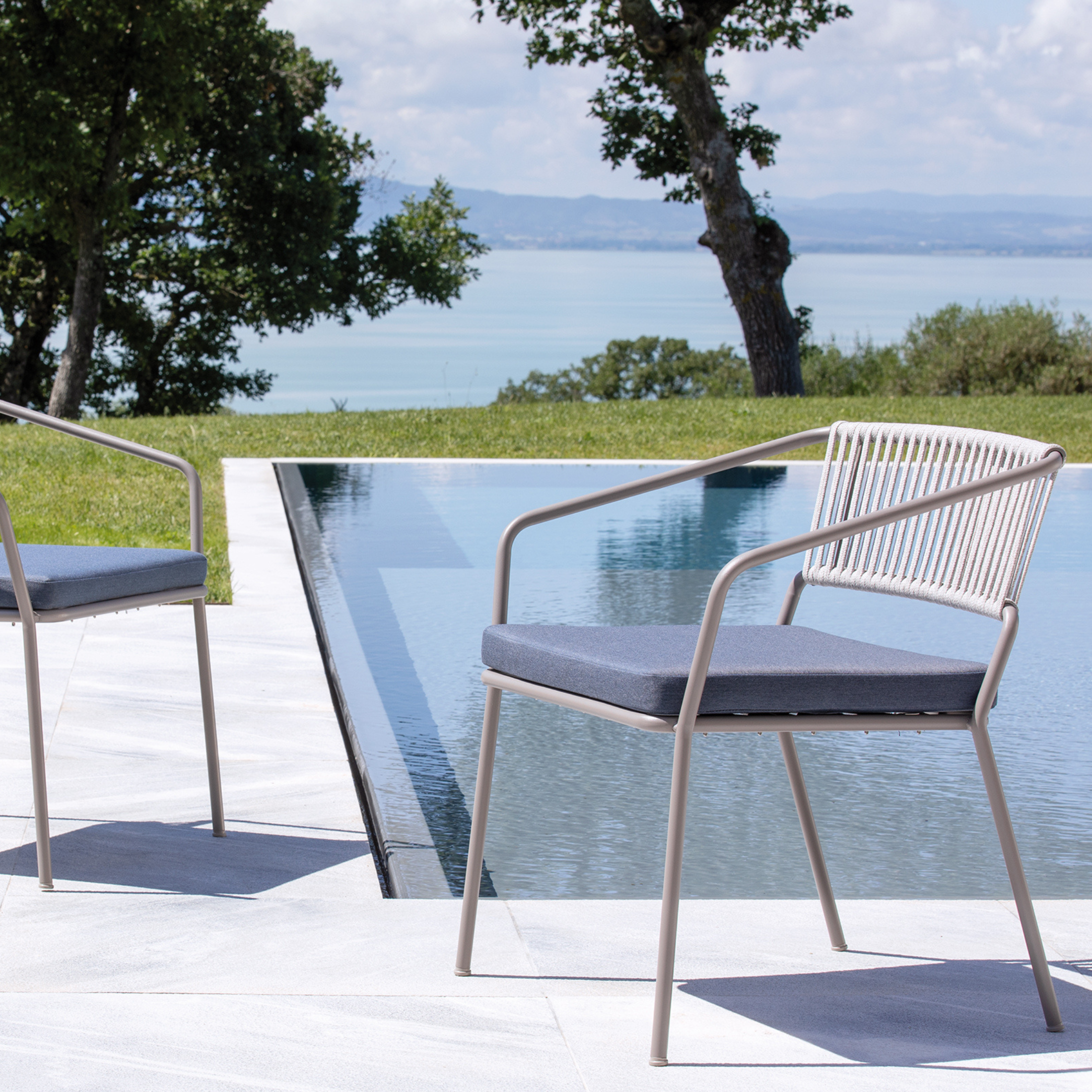 Sillón de jardín bajo en metal "Slot" lounge apilable 68x65 cm 76h
