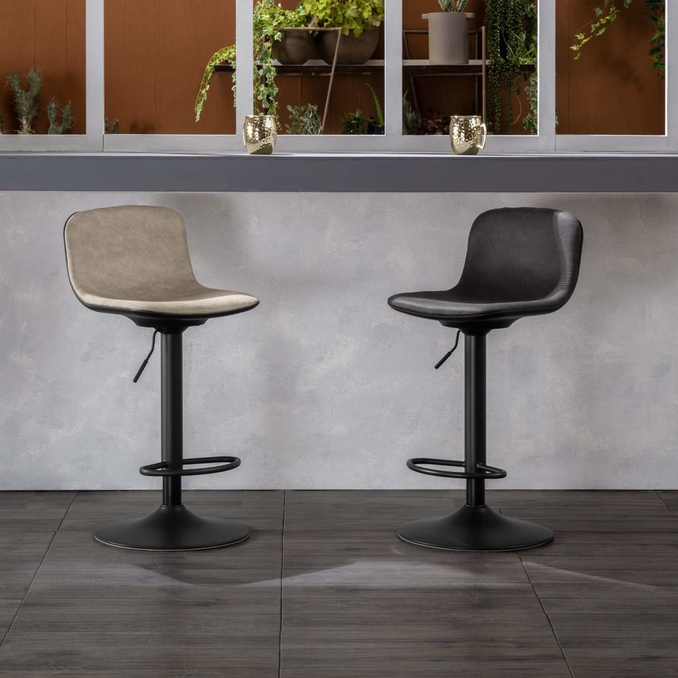 Set di sgabelli alti "Woody" in tessuto con elevazione a gas e poggiapiedi cm 45x39 86h