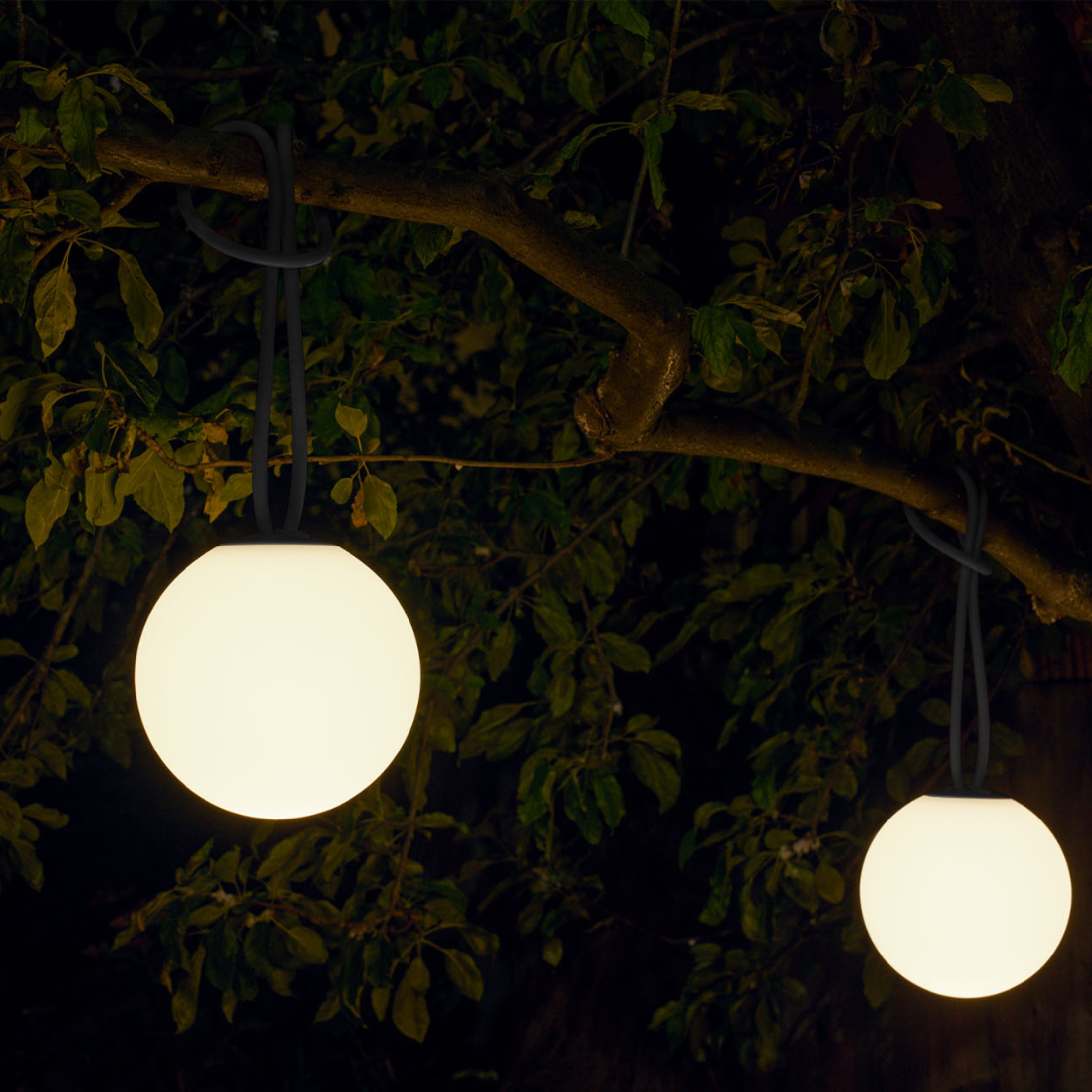 Juego de 2 lámparas LED suspendidas a pilas "Bolleke" de HDPE con gancho de goma 20x20 cm