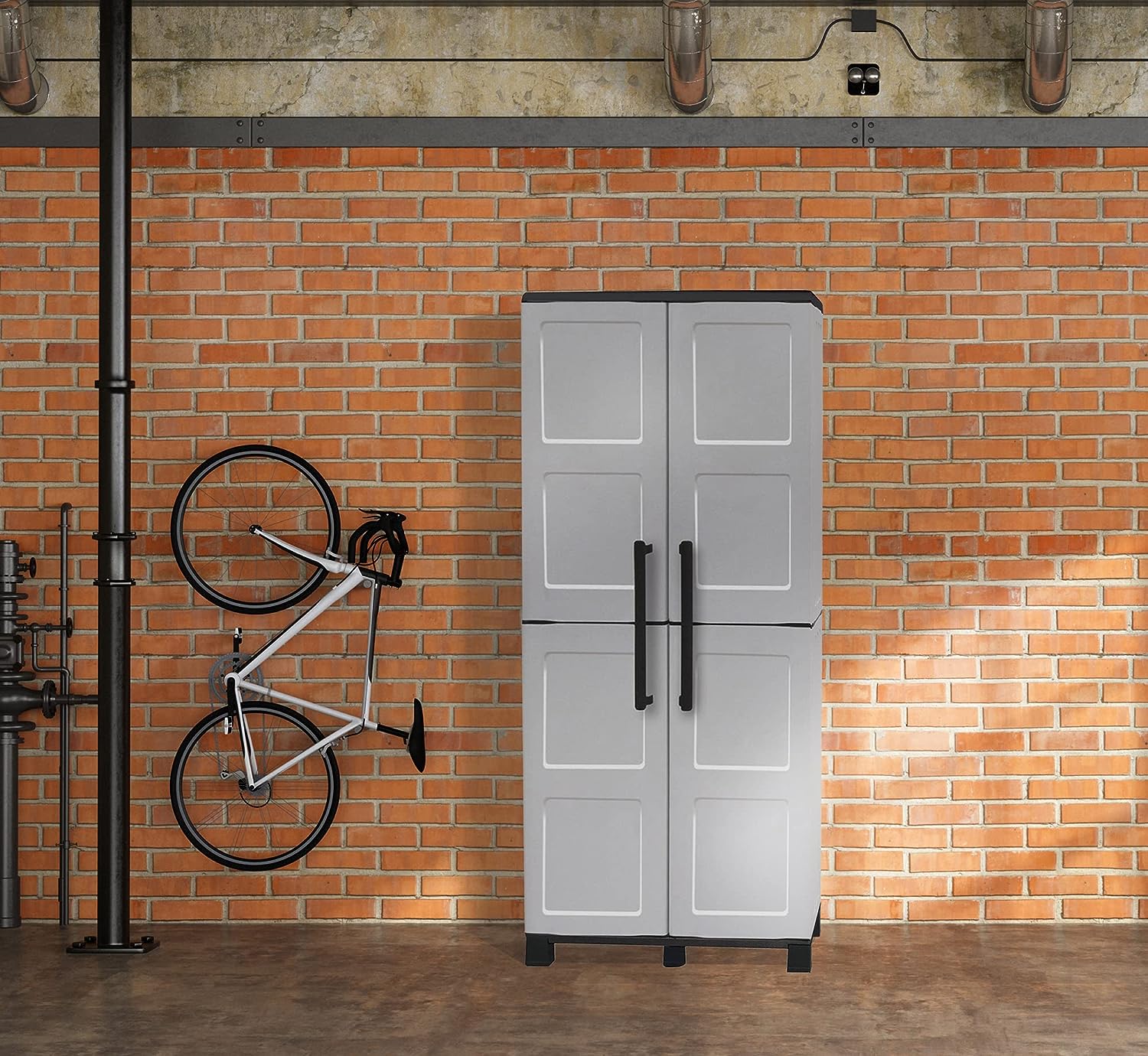 Armoire de rangement bien rangée en polypropylène avec étagères et charnières en acier