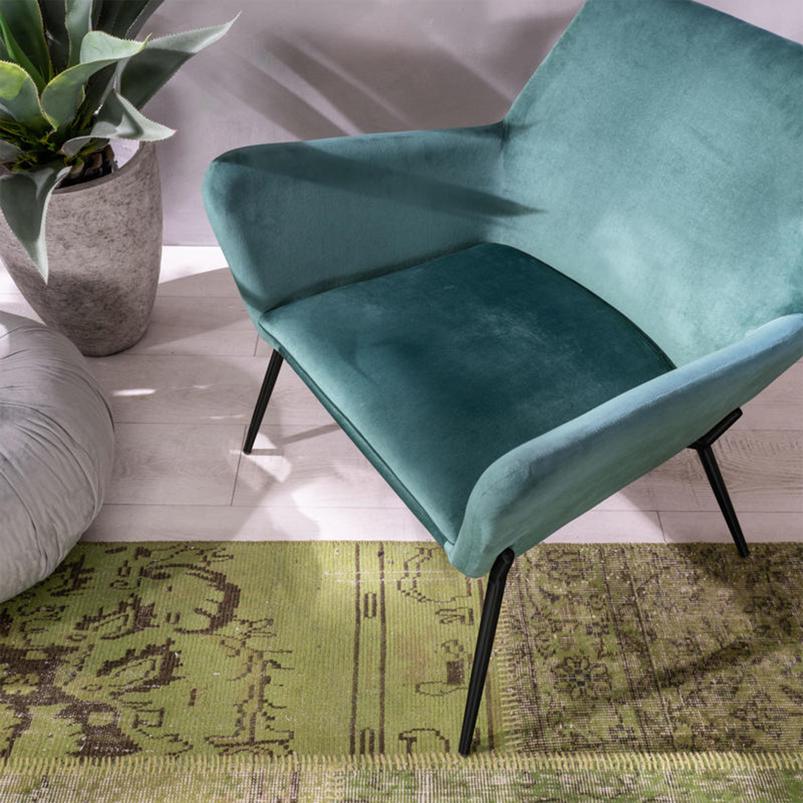 Fauteuil moderne rembourré "Gin" en velours avec pieds en métal 70x72 79h cm