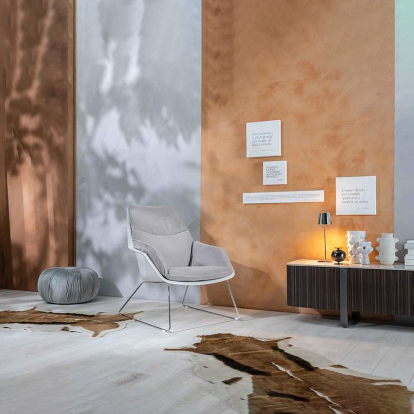 Fauteuil moderne rembourré "Grace" en tissu avec pieds en métal 74x85 86h cm