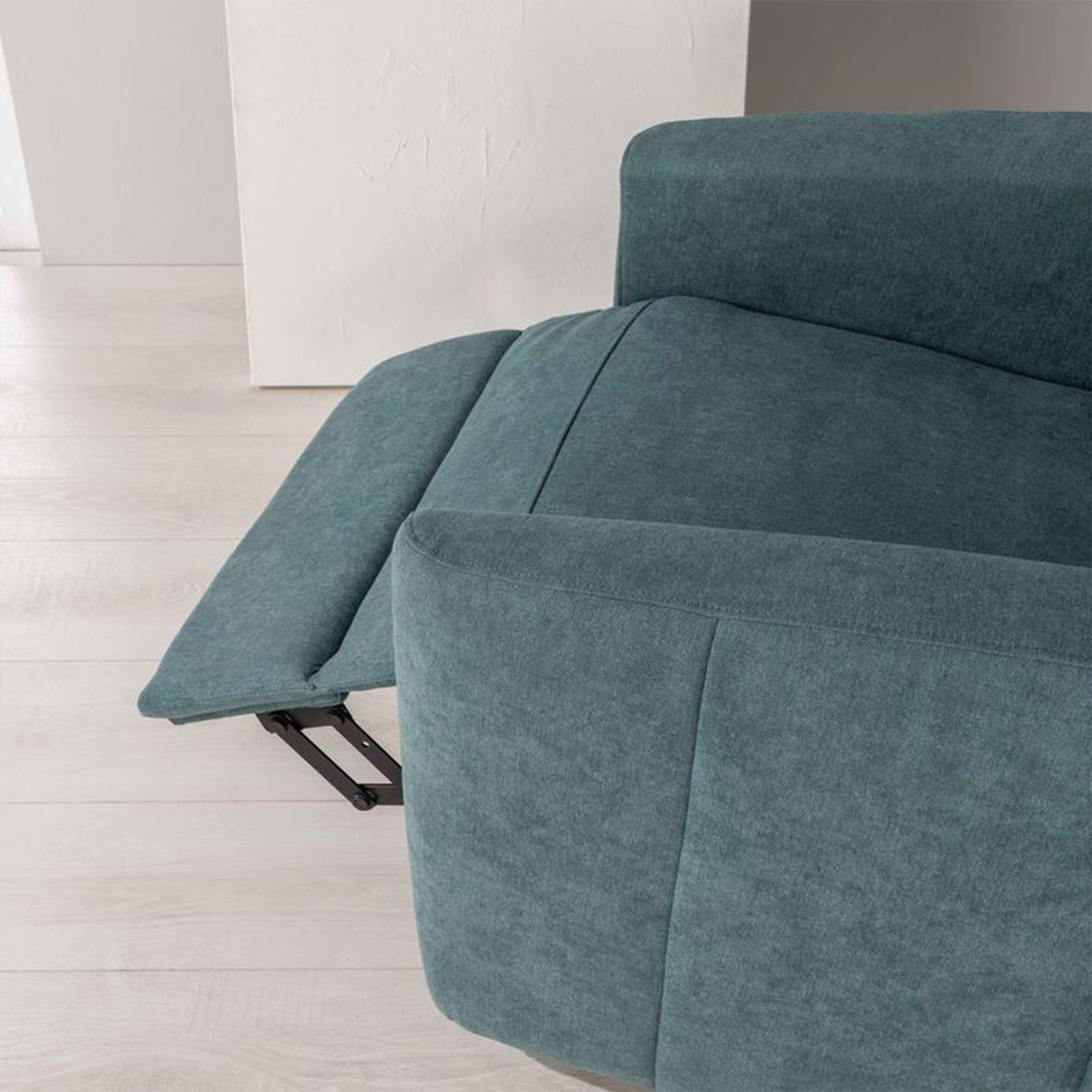 Poltrona reclinabile "Rose" girevole moderna in tessuto base cromata cm 70x85 69h