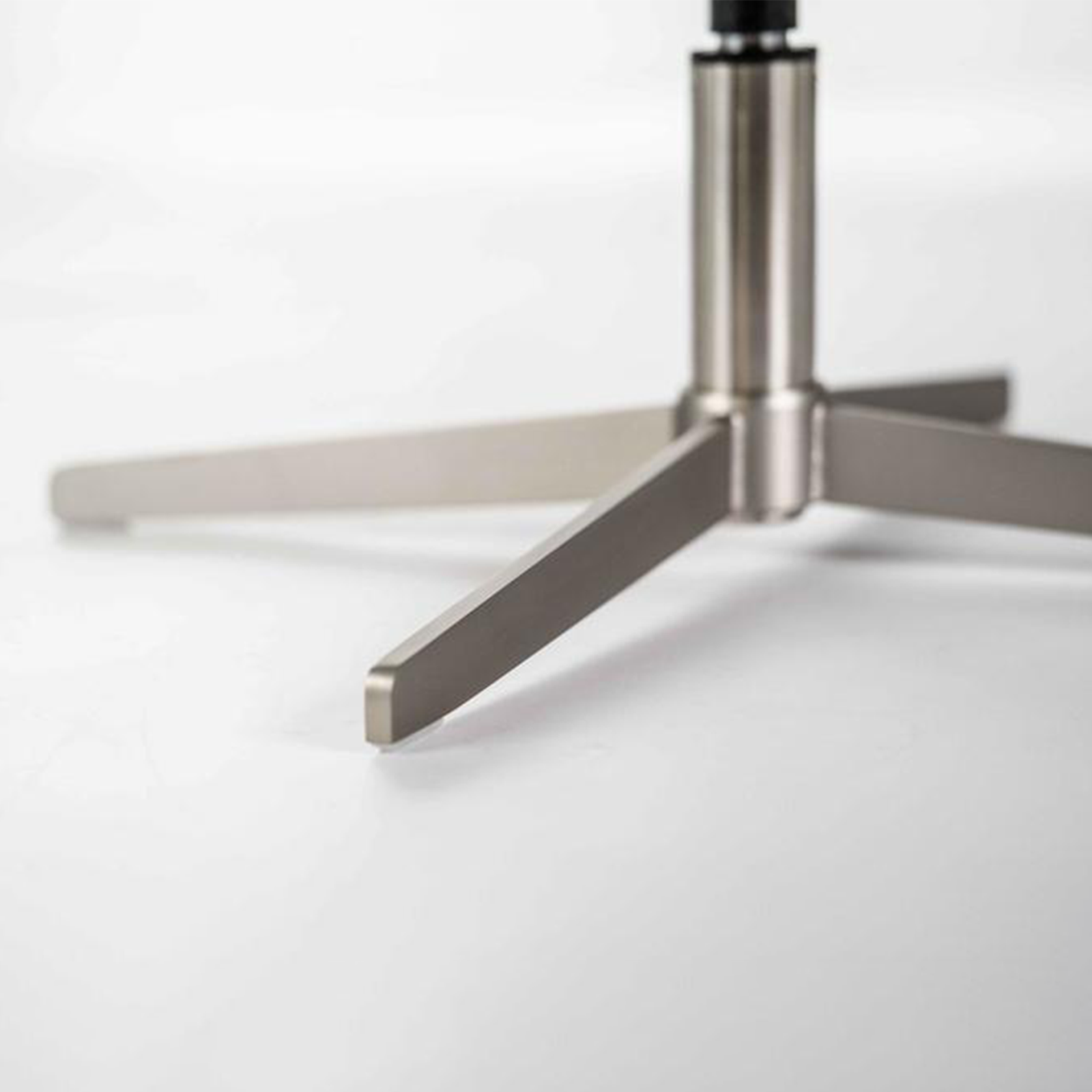 Poltrona moderna girevole "Orpea" in tessuto con base cromata cm 72x64 85h