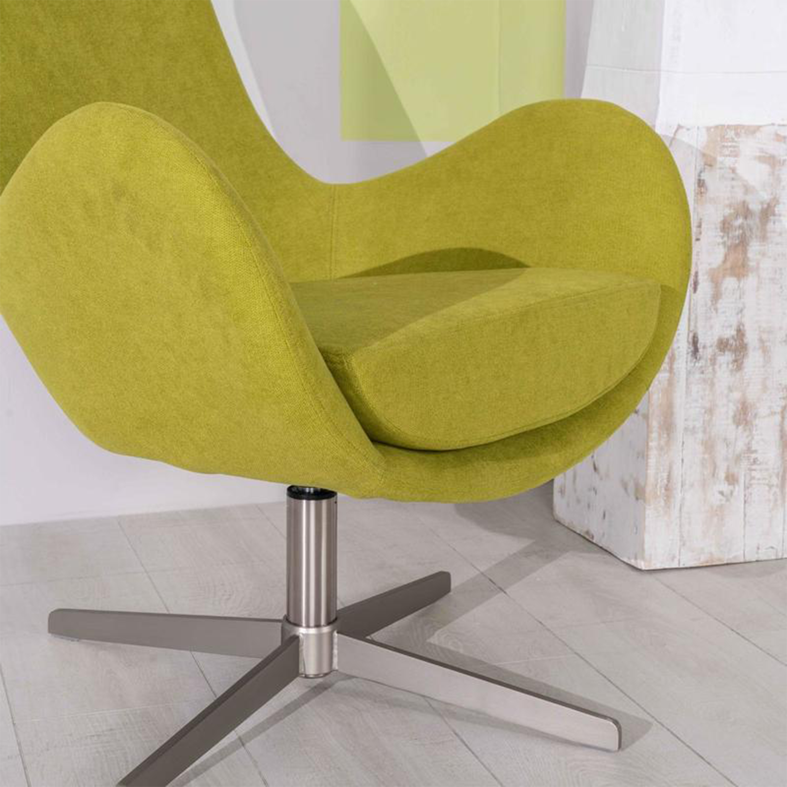 Poltrona moderna girevole "Orpea" in tessuto con base cromata cm 72x64 85h