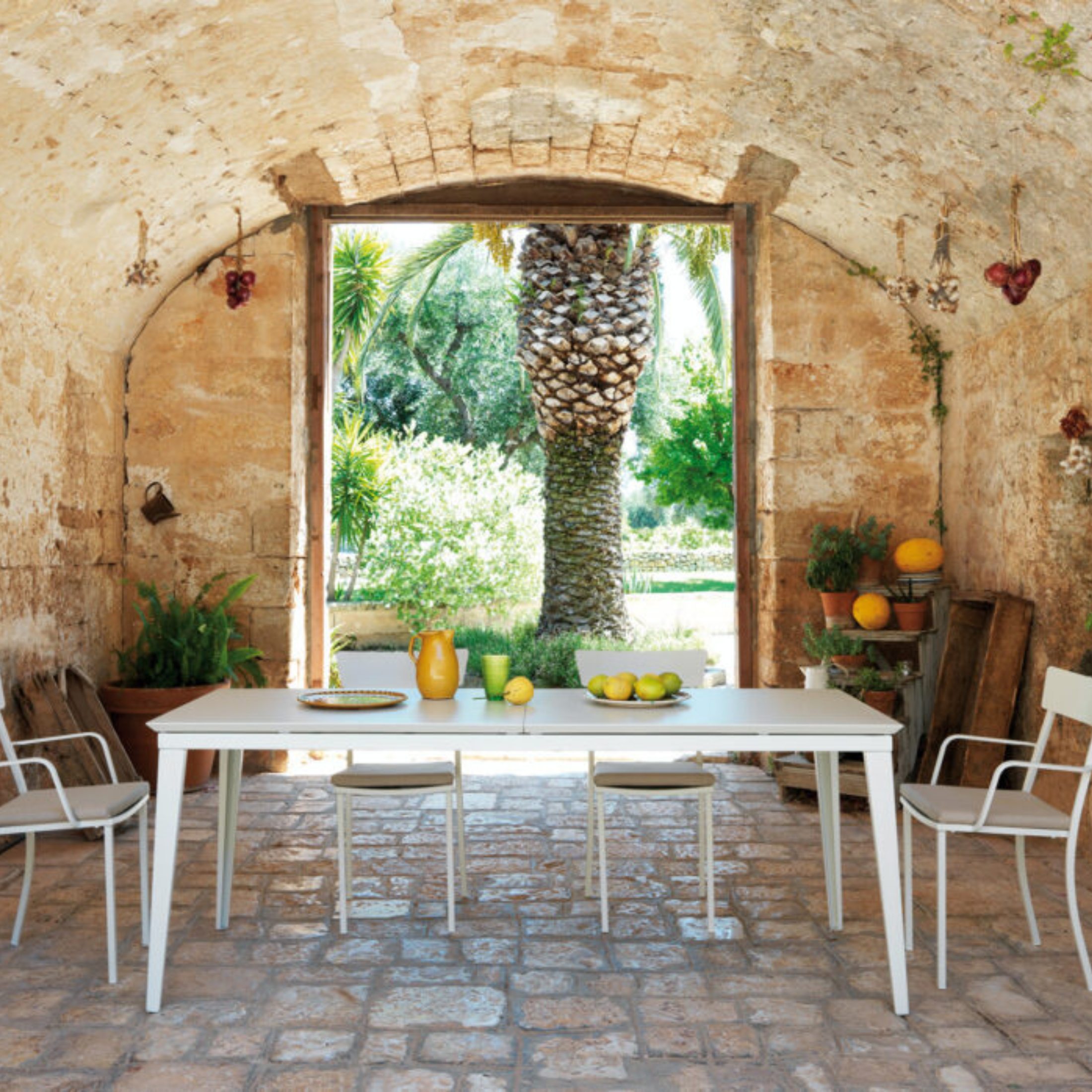 Set di sedie moderne in metallo verniciato "Mogan" da giardino impilabili cm 47x52 85h