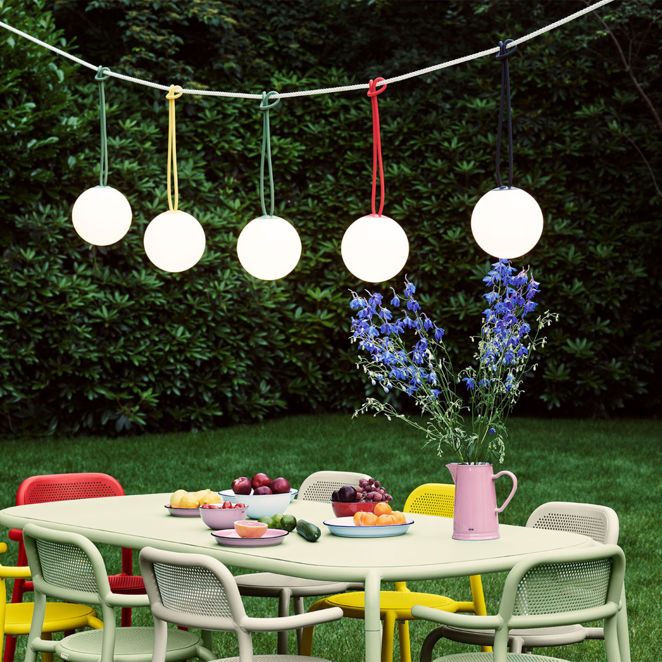 Juego de 2 lámparas LED suspendidas a pilas "Bolleke" de HDPE con gancho de goma 20x20 cm