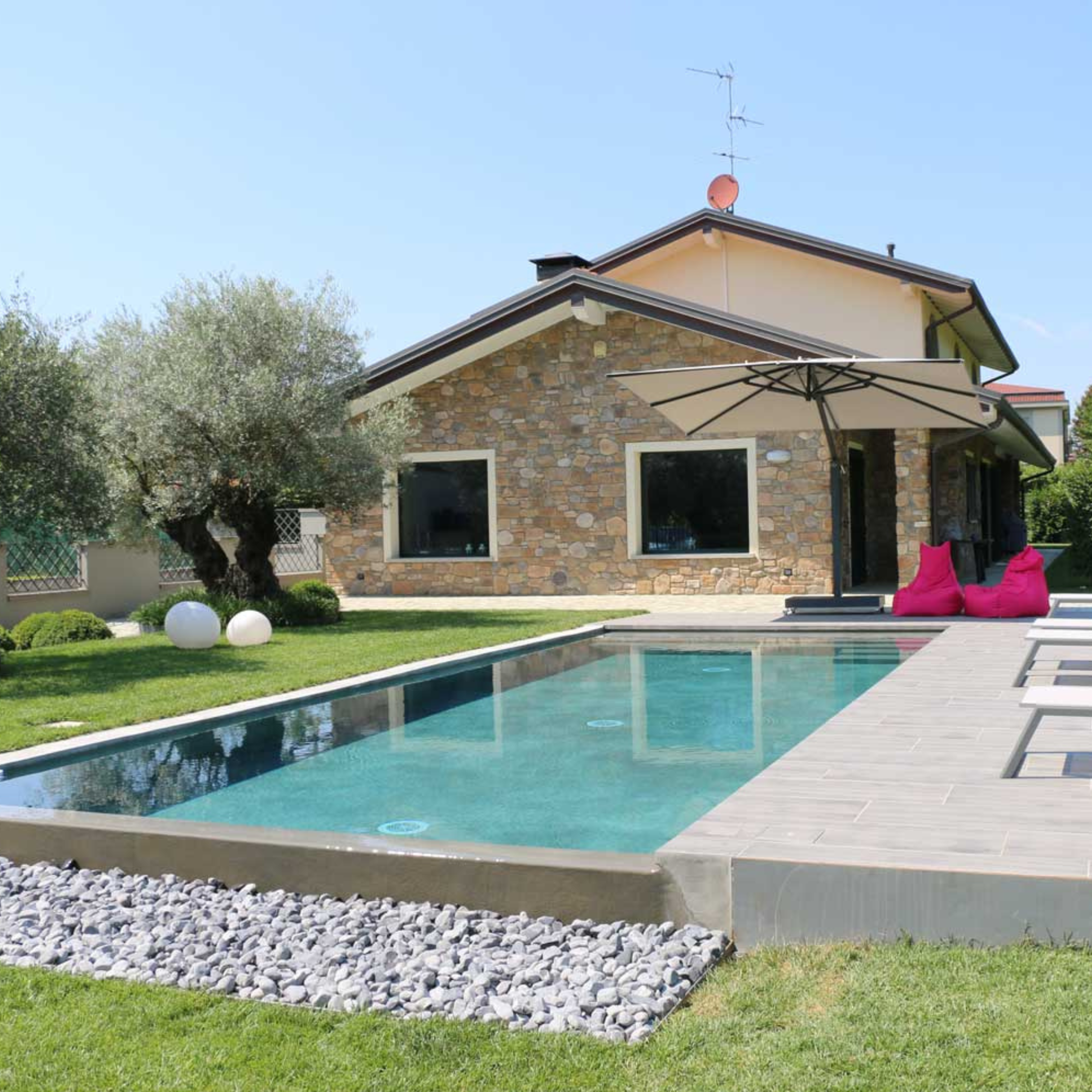 Ciottoli di marmo bianco Carrara per decorazione da giardino in sacchi da 20 kg