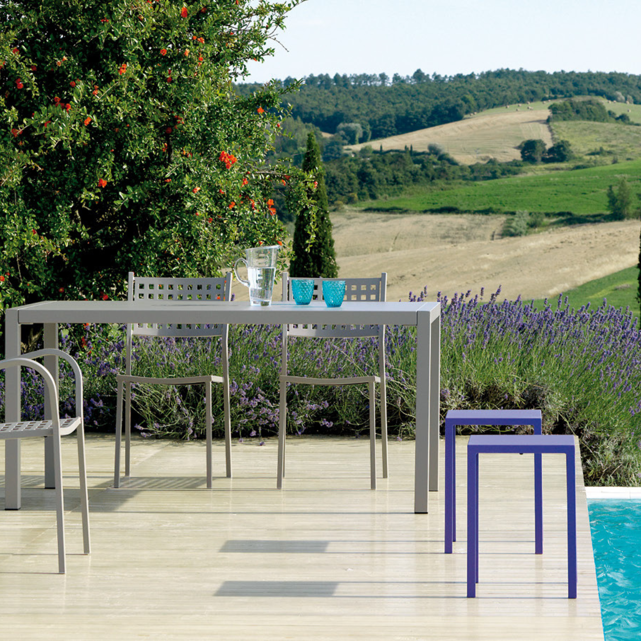 Table carrée fixe en métal "Quatris" pour bars et jardins, empilable h 75 cm
