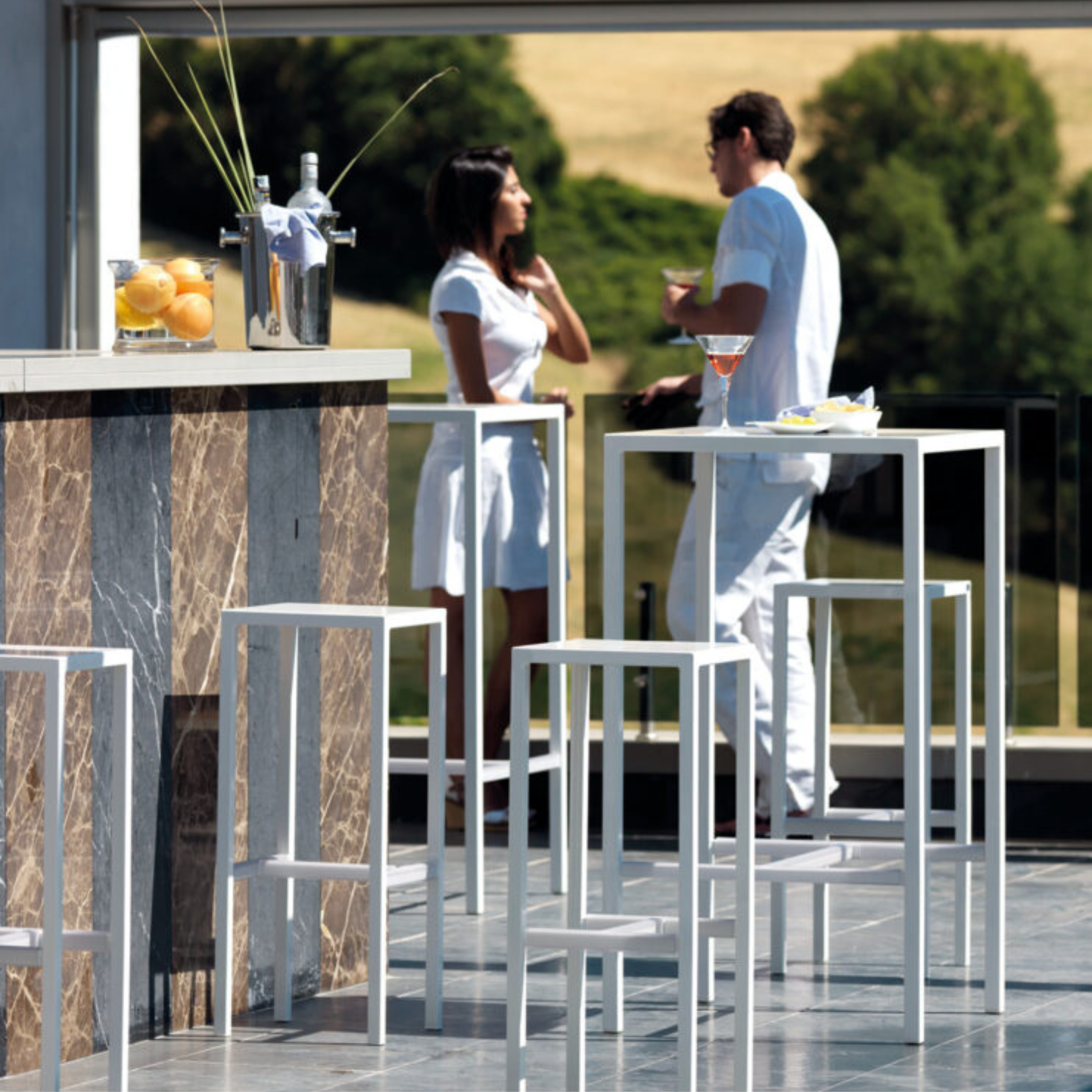 Ensemble table haute + 4 tabourets de jardin modernes "Bord de mer" en métal