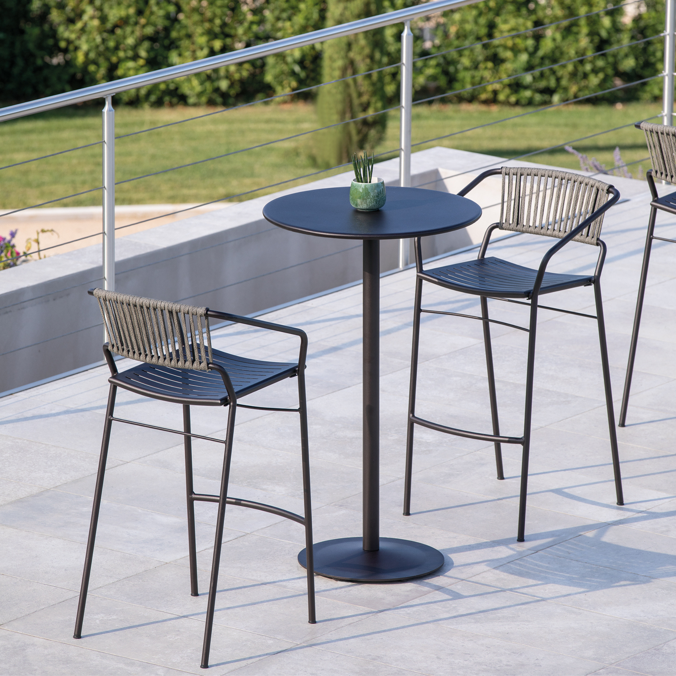 Sgabello alto in metallo zincato "Slot" da giardino impilabile cm 54x60 100h