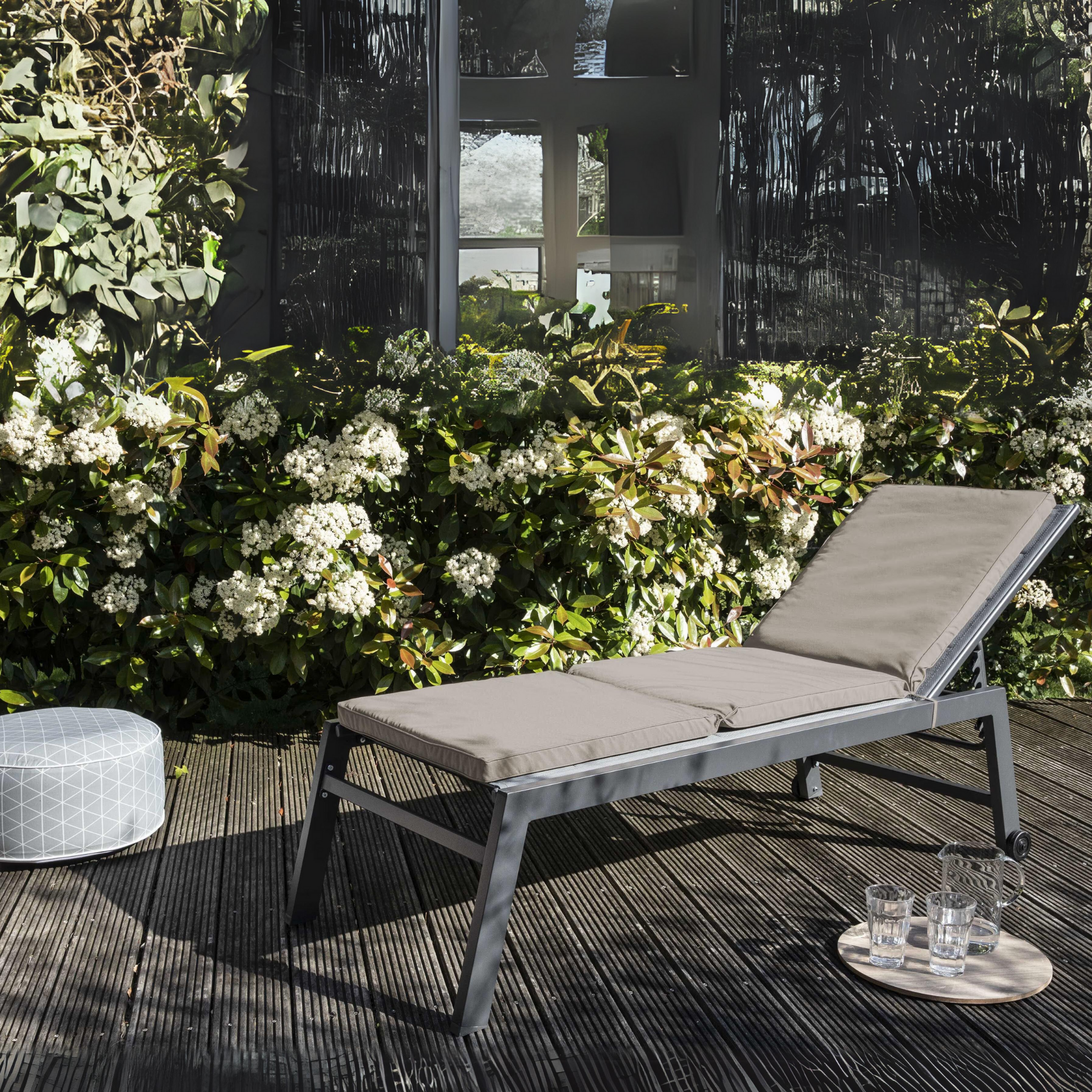 Coussins en mousse polyuréthane déhoussable et déperlante doublés de volants, zip et ficelles en polyester, épaisseur 5 cm