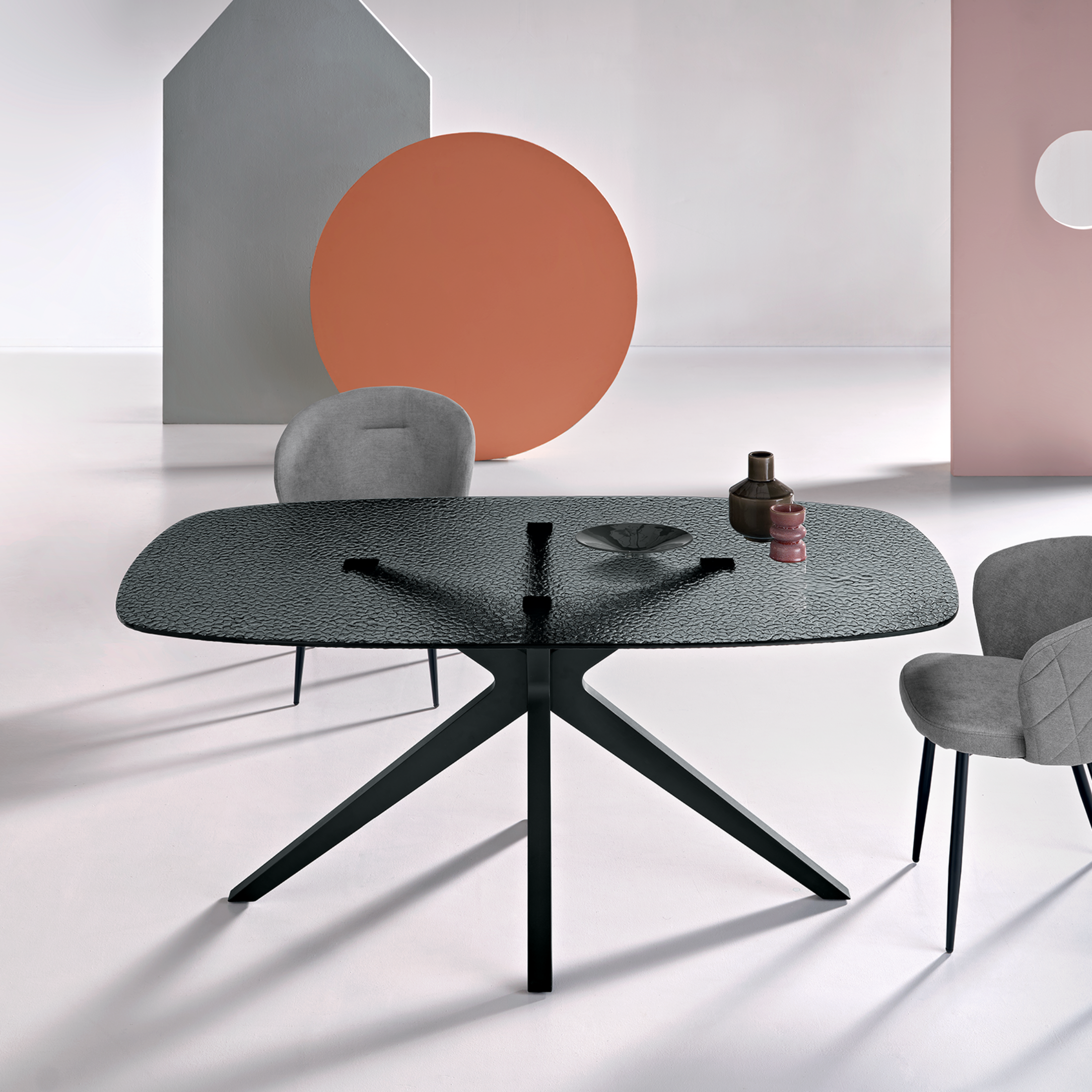 Tavolo fisso moderno "Eivissa" con piano in vetro martellato fumè e base in metallo