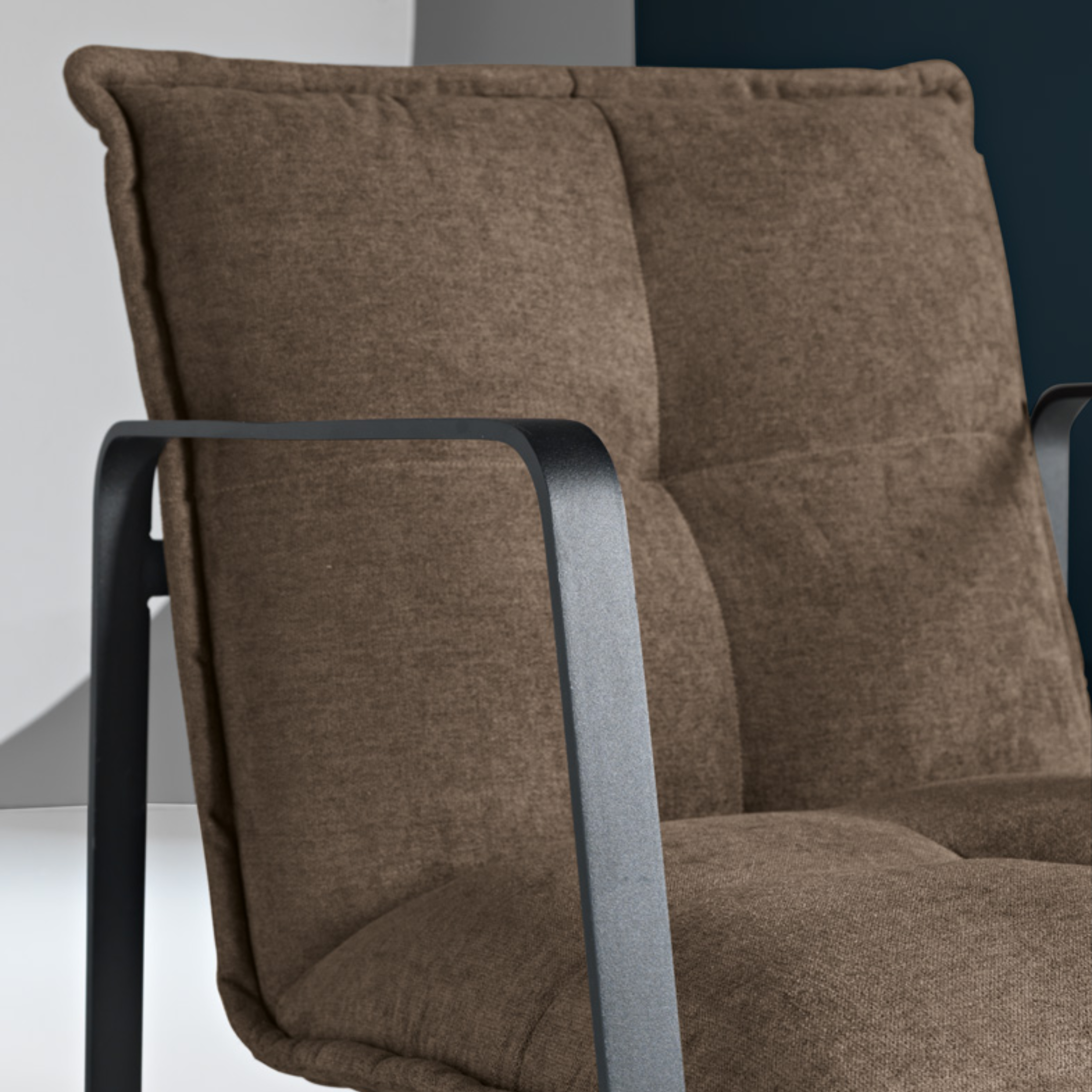 Poltrona in tessuto "Axel" moderna con struttura in metallo cm 68x65 78h