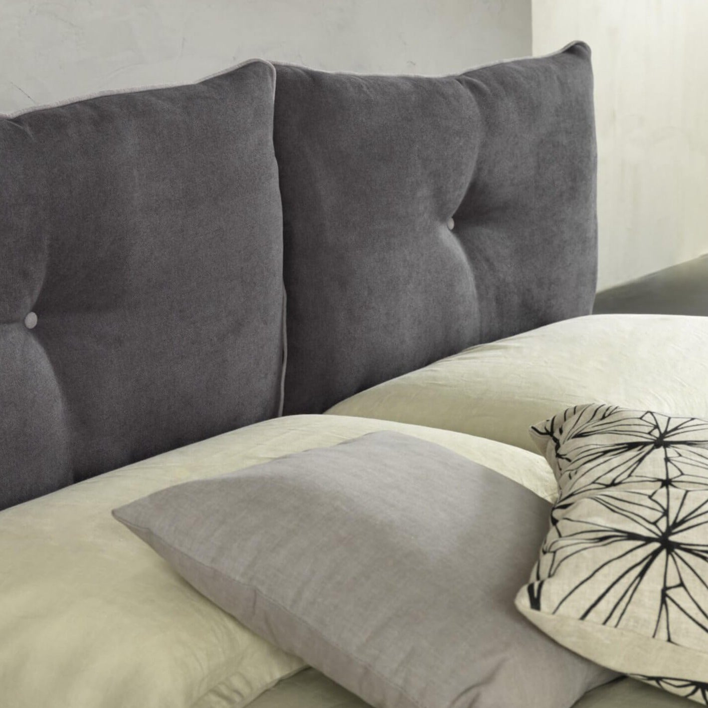 Letto contenitore con rete "Milano" tessuto Idro imbottito con piedini moderni