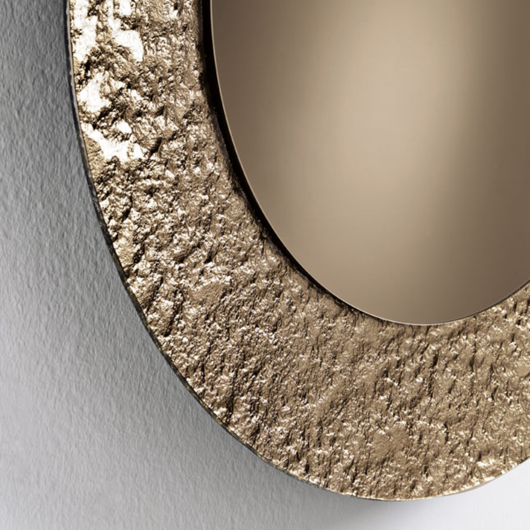 Specchio moderno da parete "Blake" tondo con cornice in vetro effetto martellato