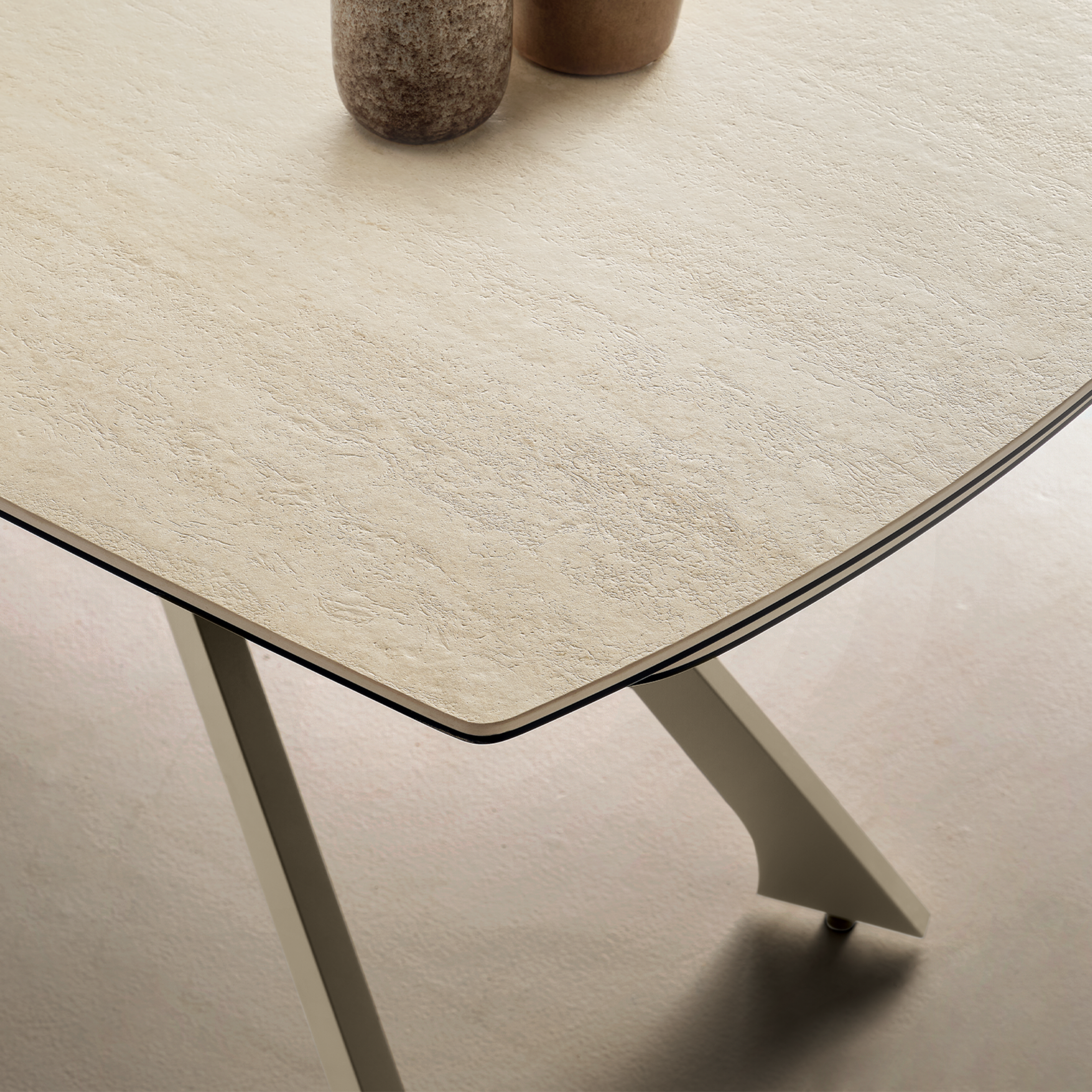 Tavolo allungabile "Nido" con piano in grès porcellanato effetto marmo cm 160/240x90 77h