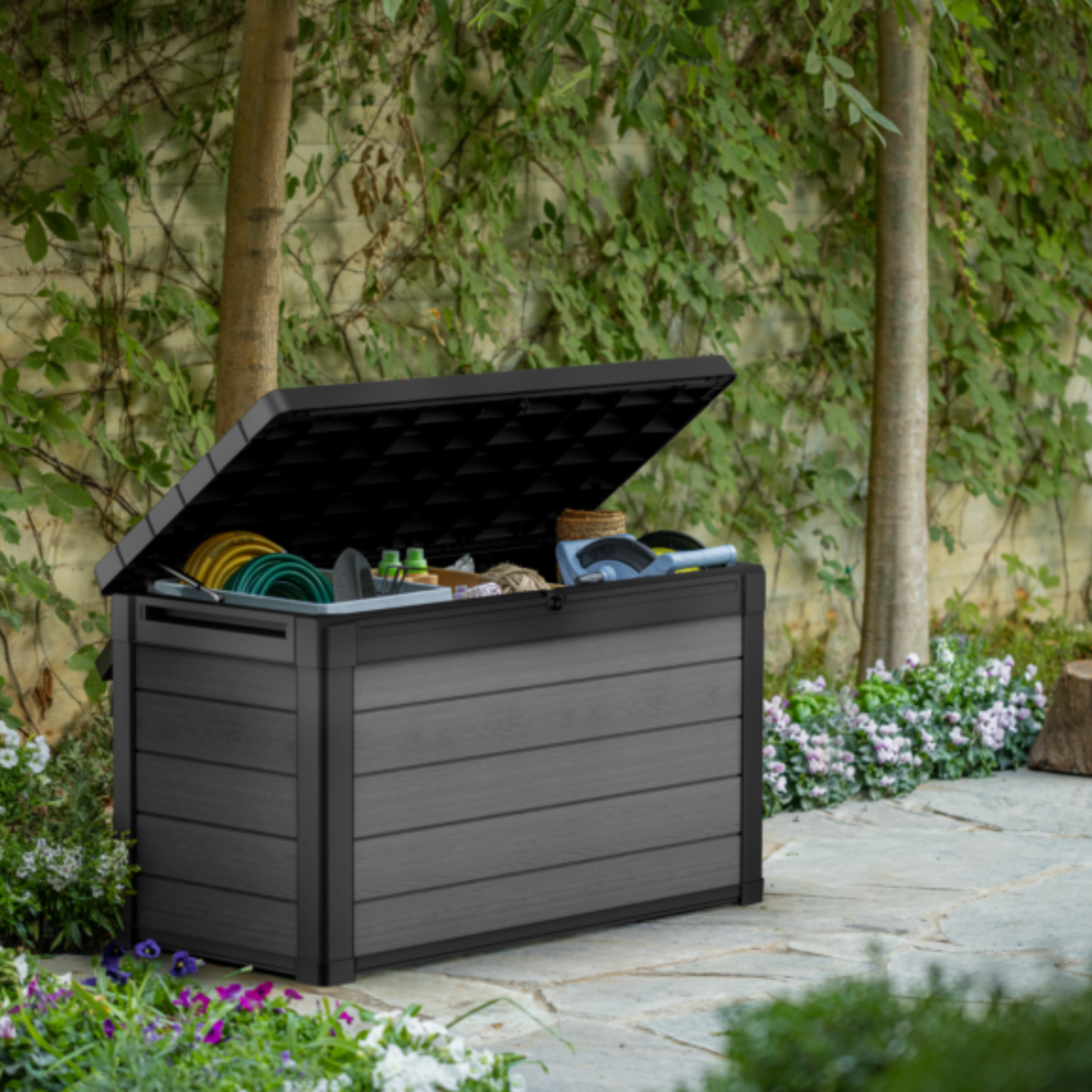 Baule da esterno in resina "Cortina" nero effetto legno capiente cm 122,9x62,1 70,6h