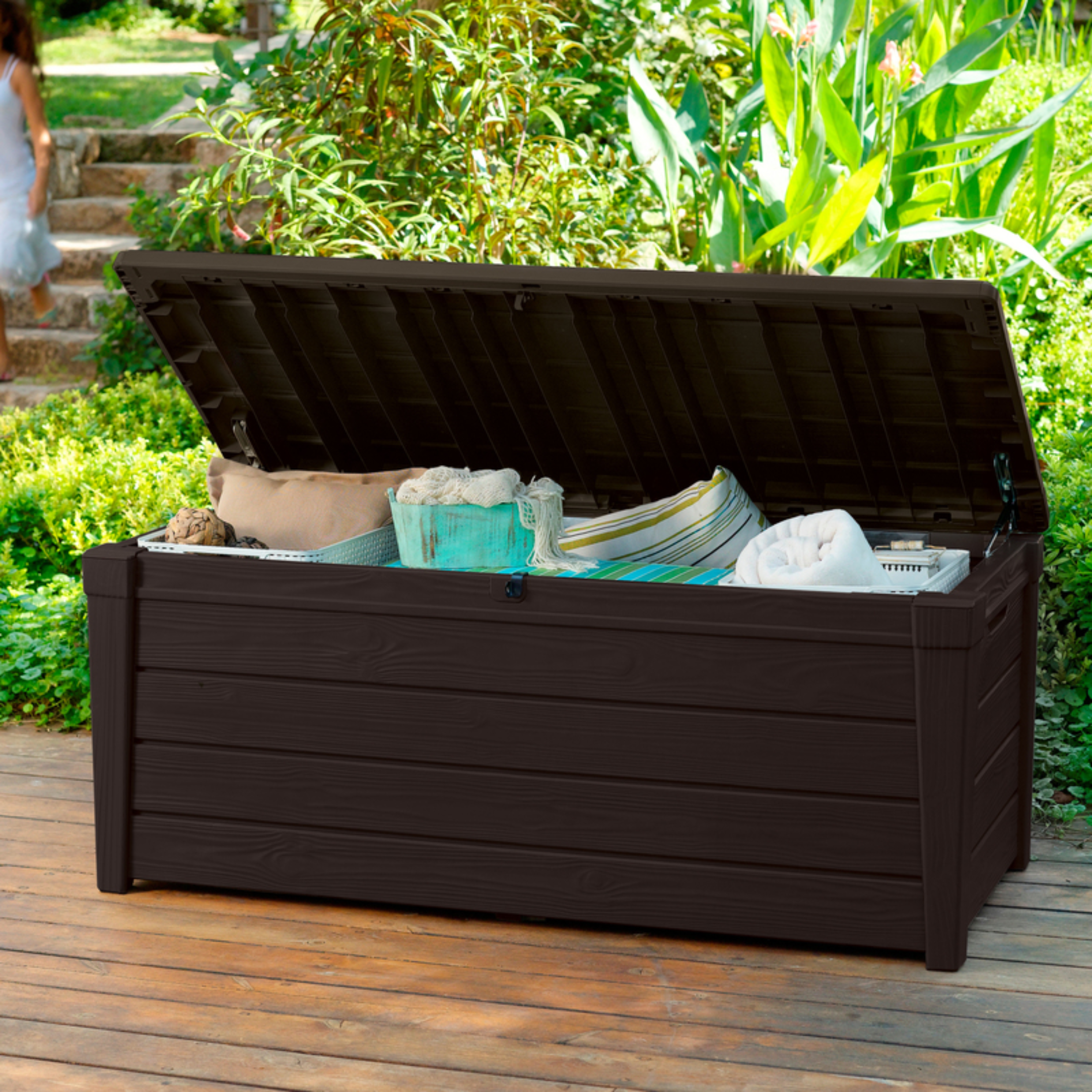 Grande malle d'extérieur "Bright" en résine effet bois 145x69,7 cm 60,3h