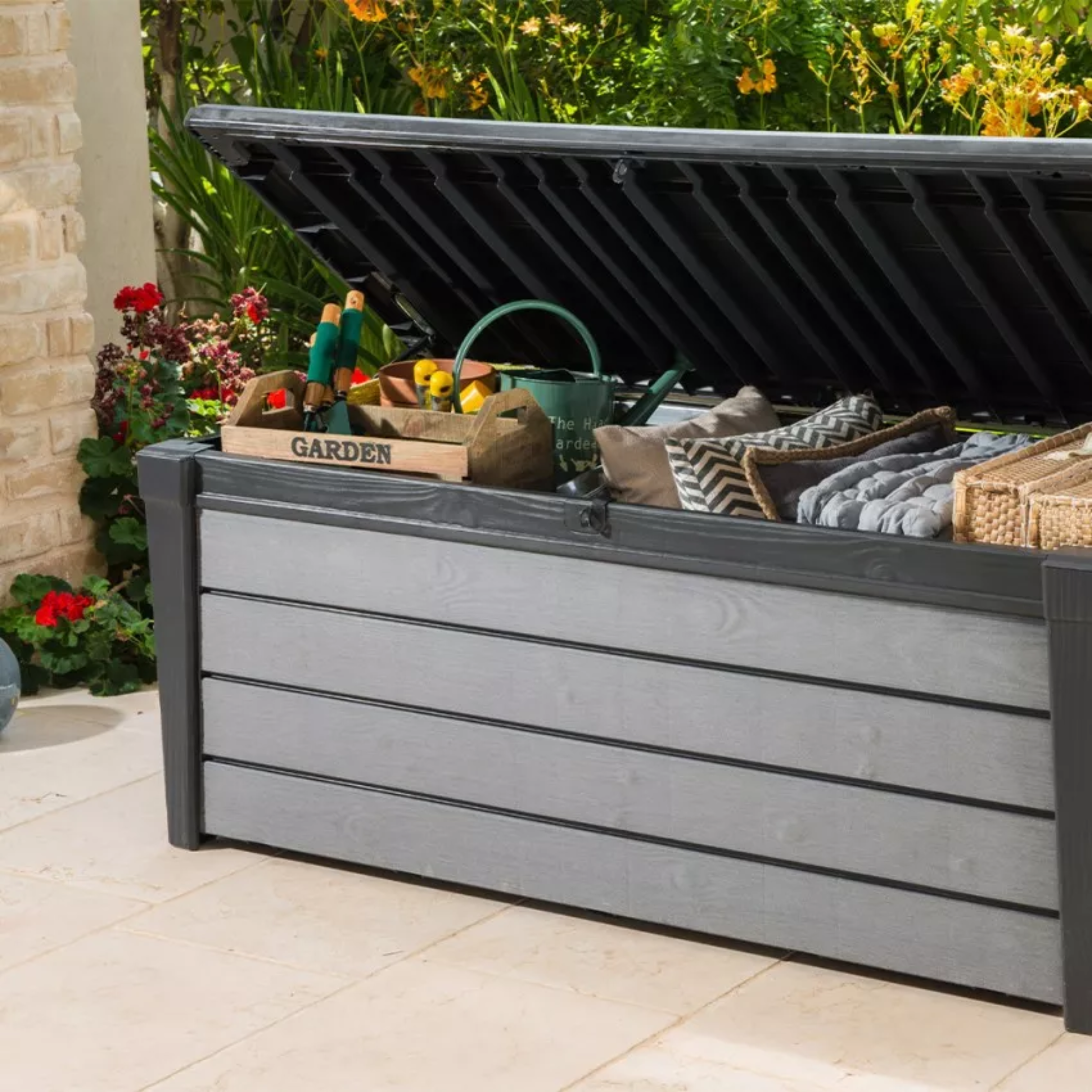 Grande malle d'extérieur "Brush" en résine effet bois 145x69,7 cm 60,3h