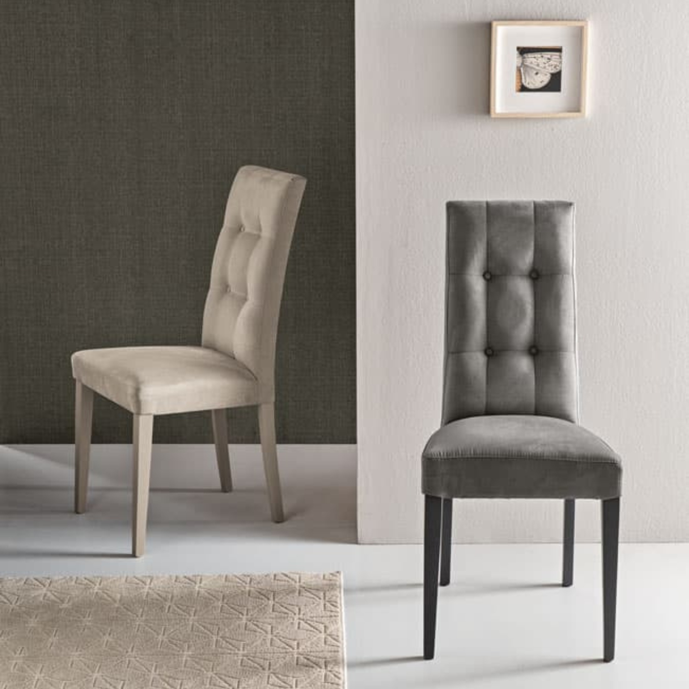 Chaise rembourrée en tissu alcantara "Douglas" avec pieds en bois 45x54 cm 100h