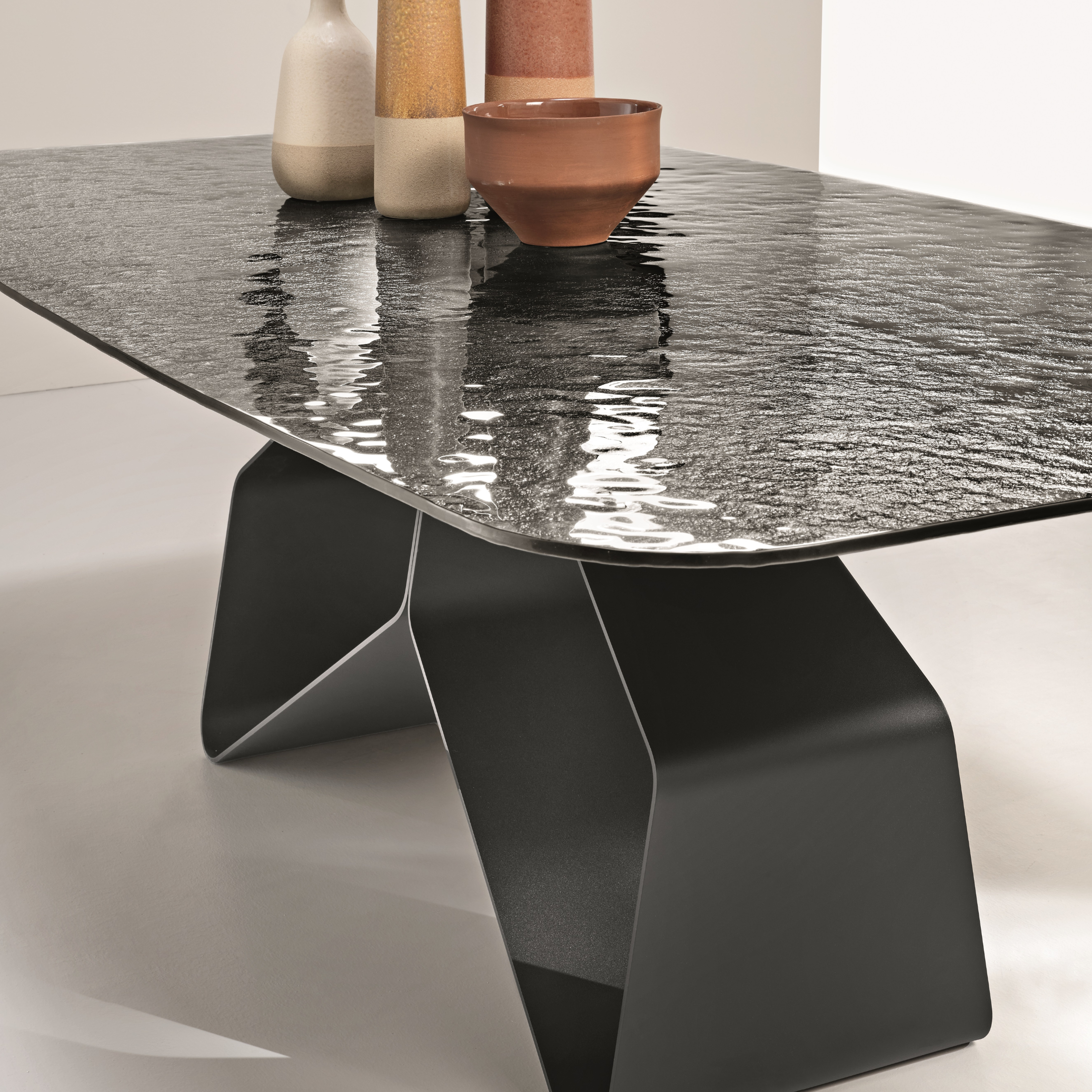 Tavolo fisso moderno "Round" top fumè in vetro martellato e base in metallo verniciato cm 210x110 75h