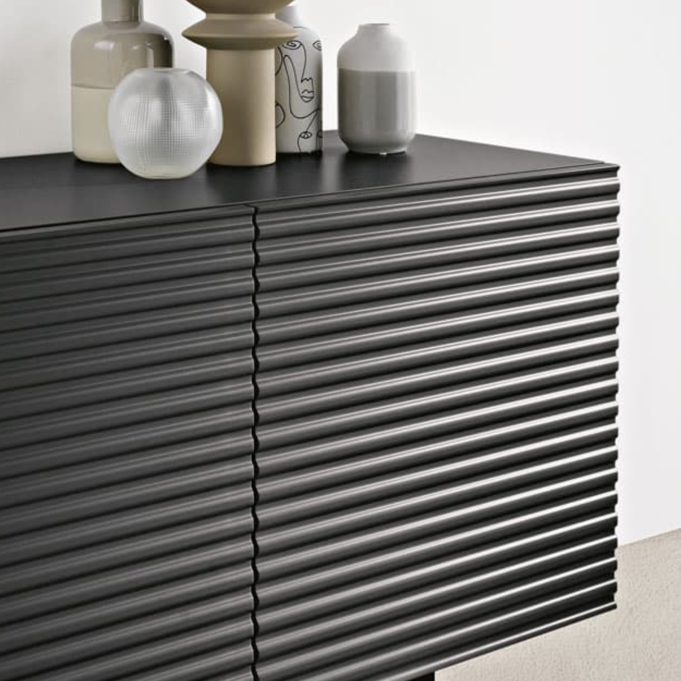 Madia moderna 3 ante già assemblata "Nadia" in legno laccato con 5 piedini cm 180x50 h80