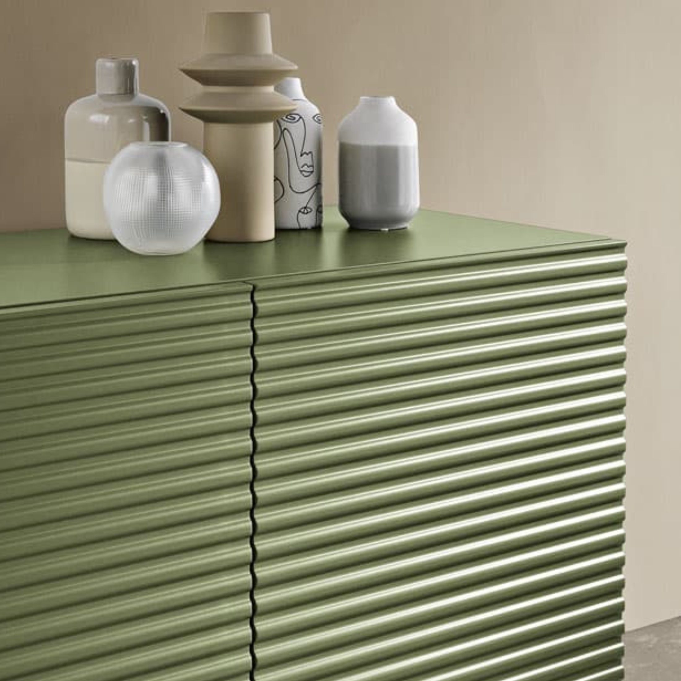 Madia moderna 3 ante già assemblata "Nadia" in legno laccato con 5 piedini cm 180x50 h80